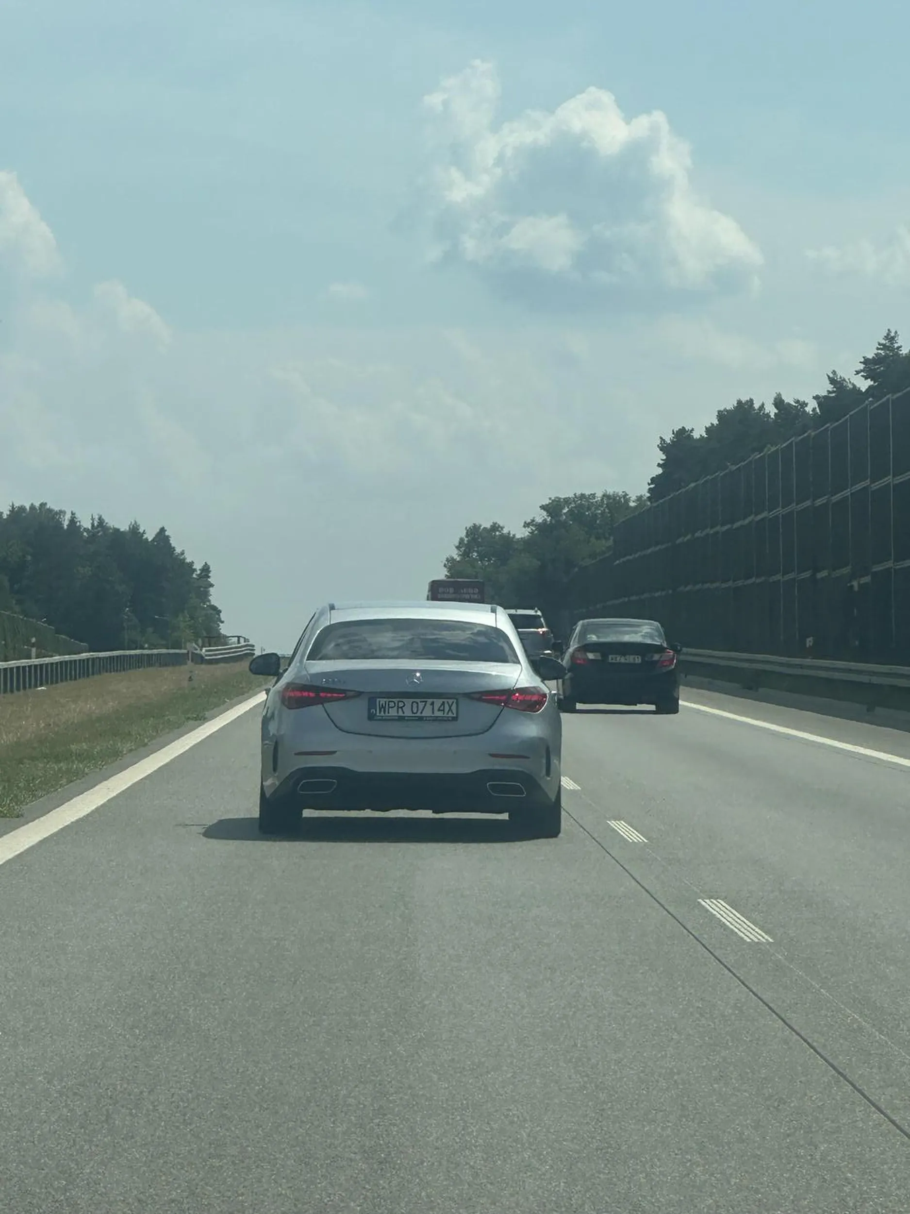 Dwie małolaty śmiejąc wjeżdżają na zderzak, po czym gdy nie zjechałam wystarczająco szybko zajechały mi drogę i chciały spowodować wypadek