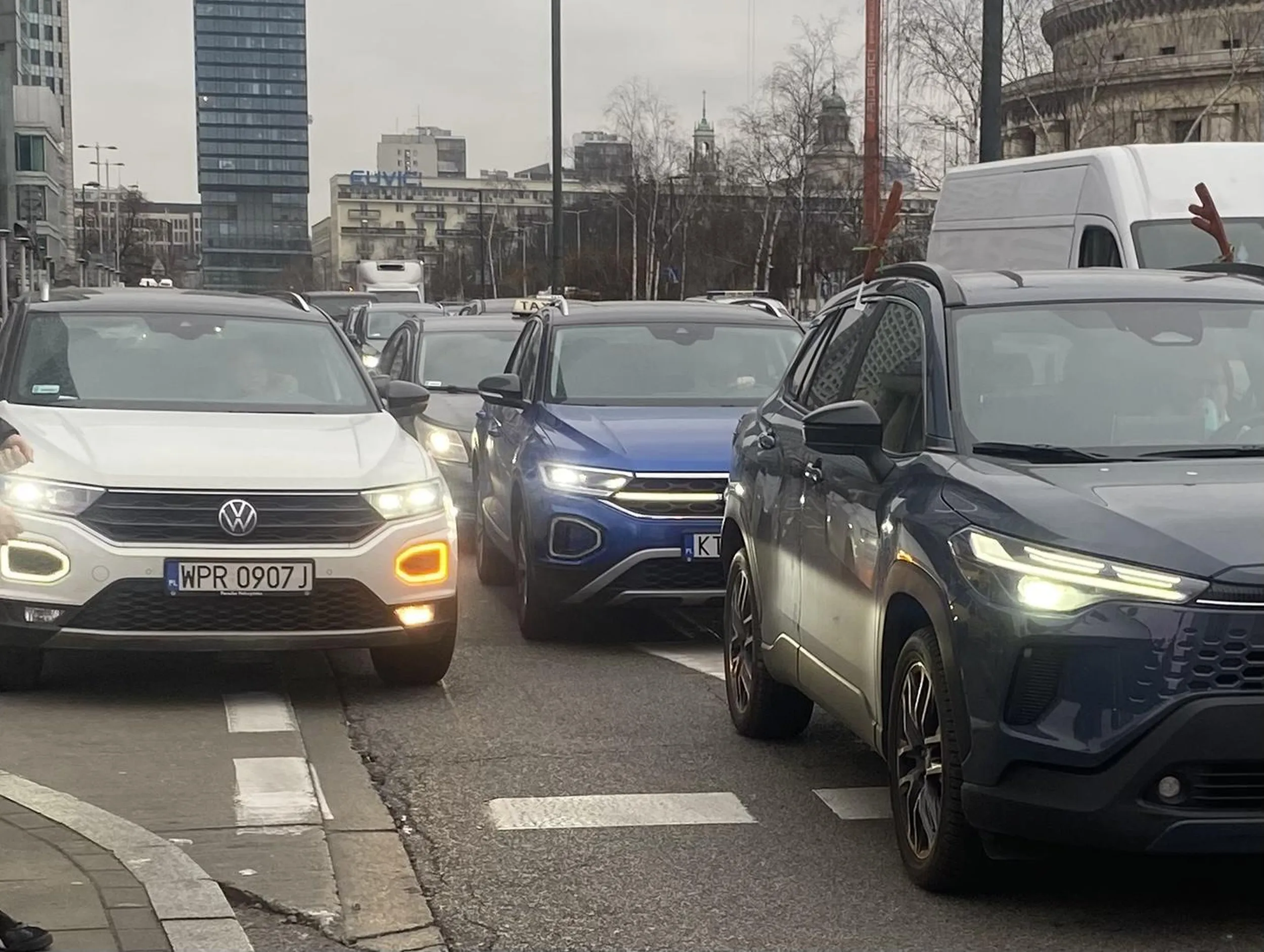 Chamska cwaniara z Pruszkowa wyprzedza jadac po przystanku i wpycha sie do korka i jeszcze ma jakies watpliwosci.
