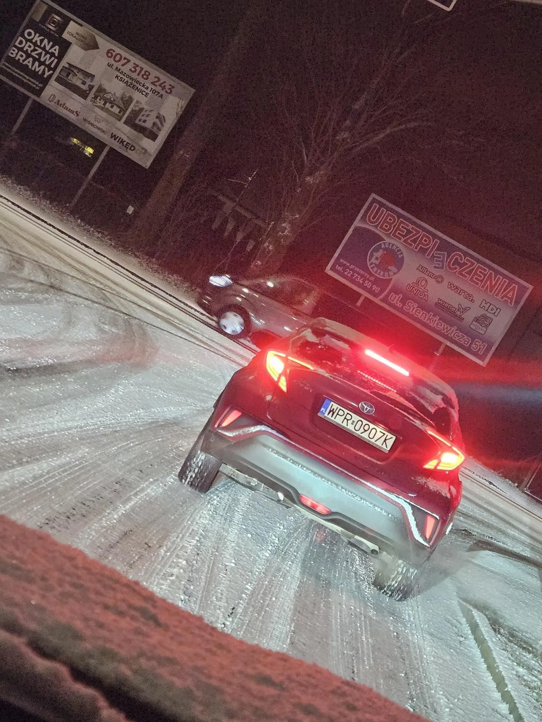 Blondynka za kierownicą powinna się chyba nauczyc zasad ruchu drogowego. Pojazd znajdujący się na rondzie ma pierwszeństwo, a nie wpier...  mu się przed mask, tym bardziej przy takiej pogodzie jak dziś. Wstyd poprostu. Uważać bo narobi komuś kłopotu swoim bezmózgim  podejściem.