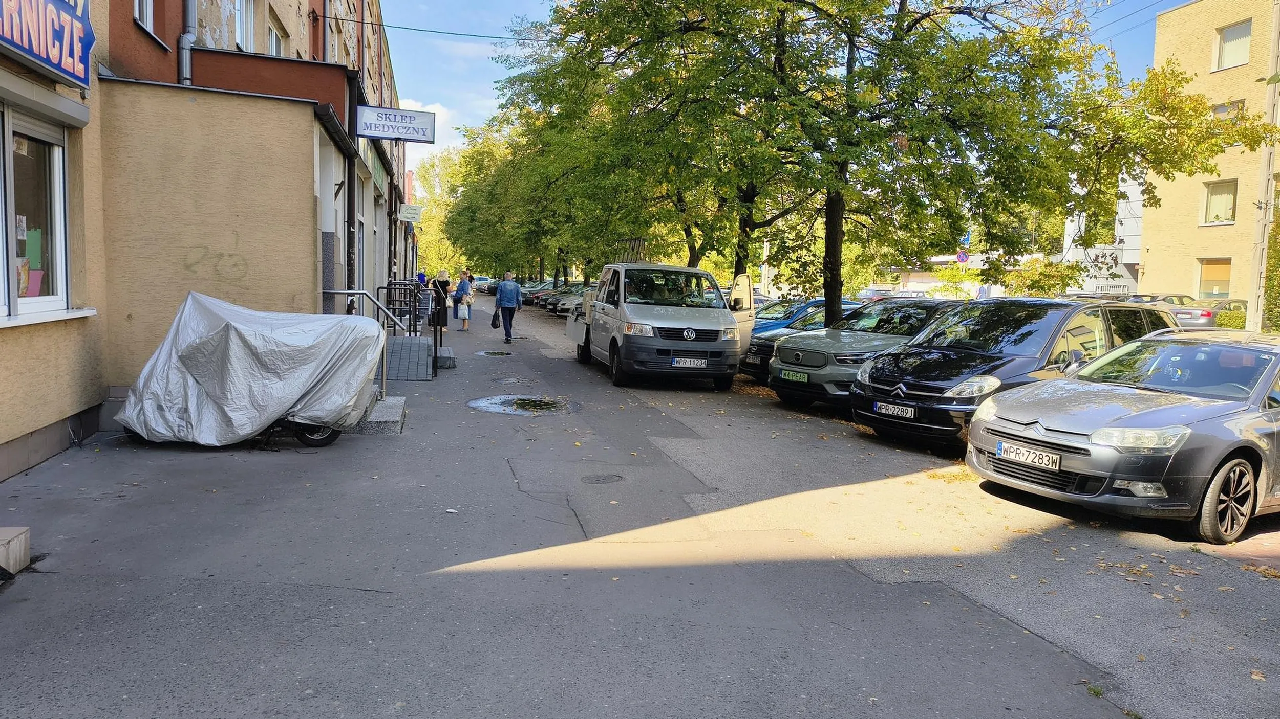 Jazda po chodniku. Pusta ulica obok, dwa pasy w jedną stronę.