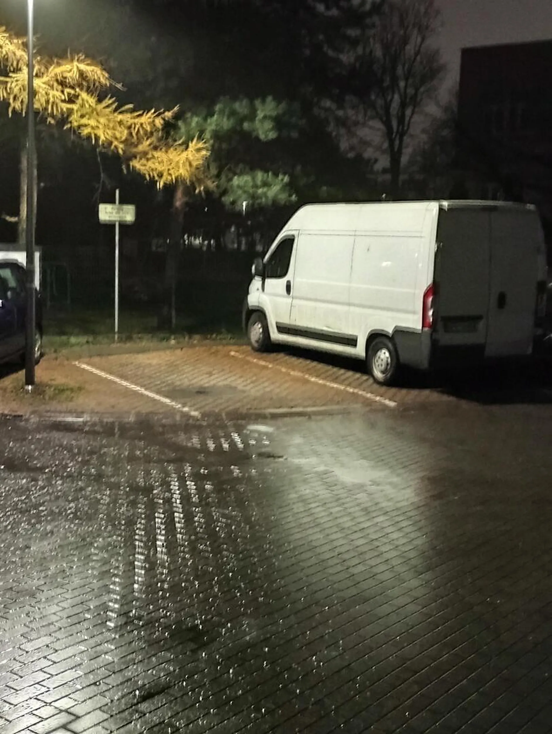 Zostawia dostawczaka na noce na osiedlowym parkingu przeznaczonym dla osobówek, ale zaparkować tuż przed tabliczką z tą informacją to już szczyt bezczelności i głupoty.