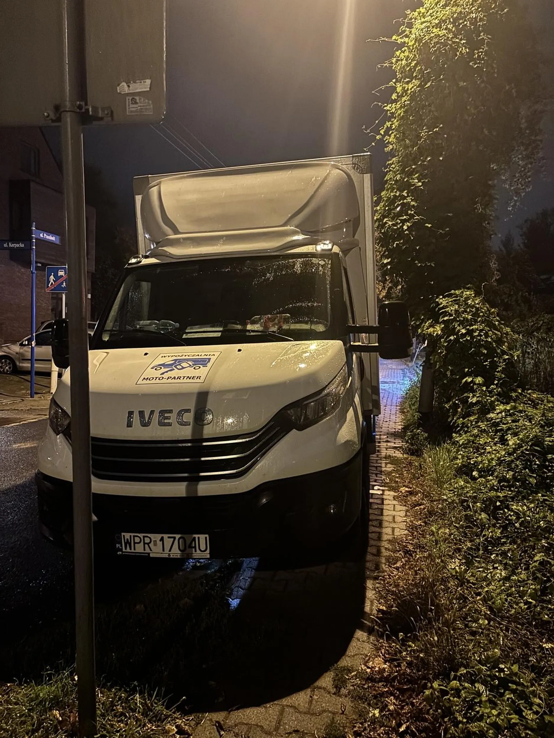 wspaniałe zaparkowane na chodniku.