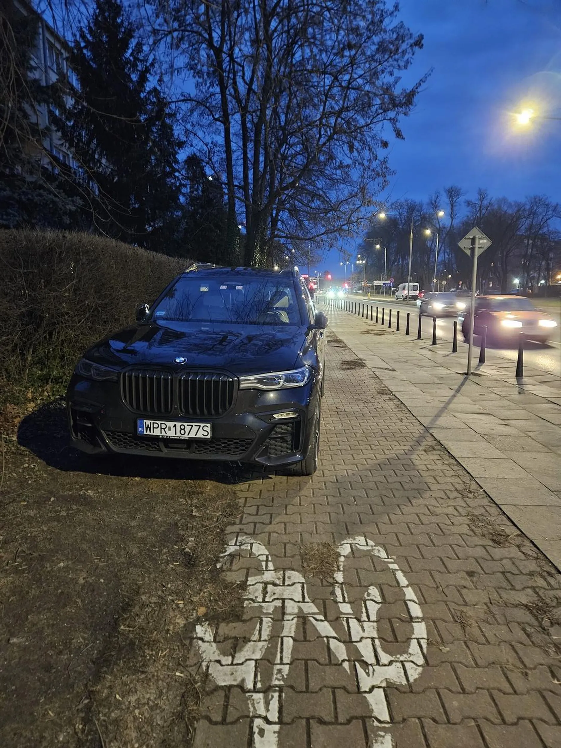 parkuje jak na zdjęciu... Ciężko przejść 100m więc wjazd po chodniku i parkowanie na DDR/trawniku... I to z dzieckiem, od małego uczonego jak byc kuta...
