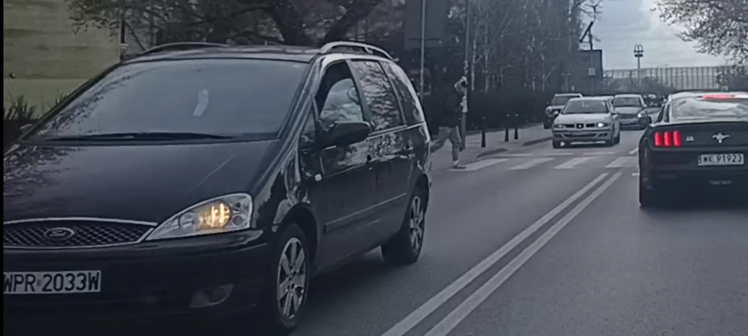 Autem kieruje bandyta drogowy i przejeżdża przez przejście dla pieszych bez ustąpienia pierwszeństwa pieszemu stojącemu przed przejściem