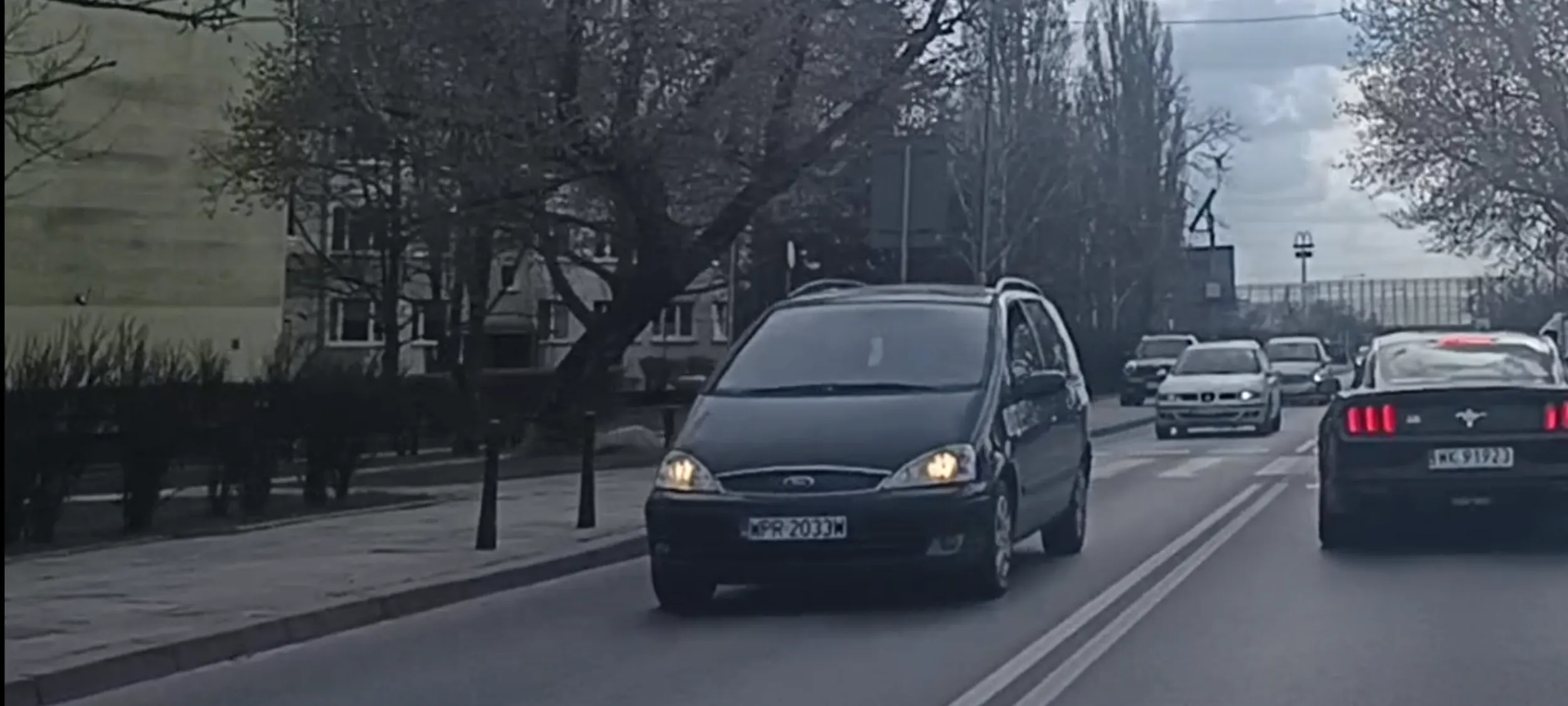 Autem kieruje bandyta drogowy i przejeżdża przez przejście dla pieszych bez ustąpienia pierwszeństwa pieszemu stojącemu przed przejściem