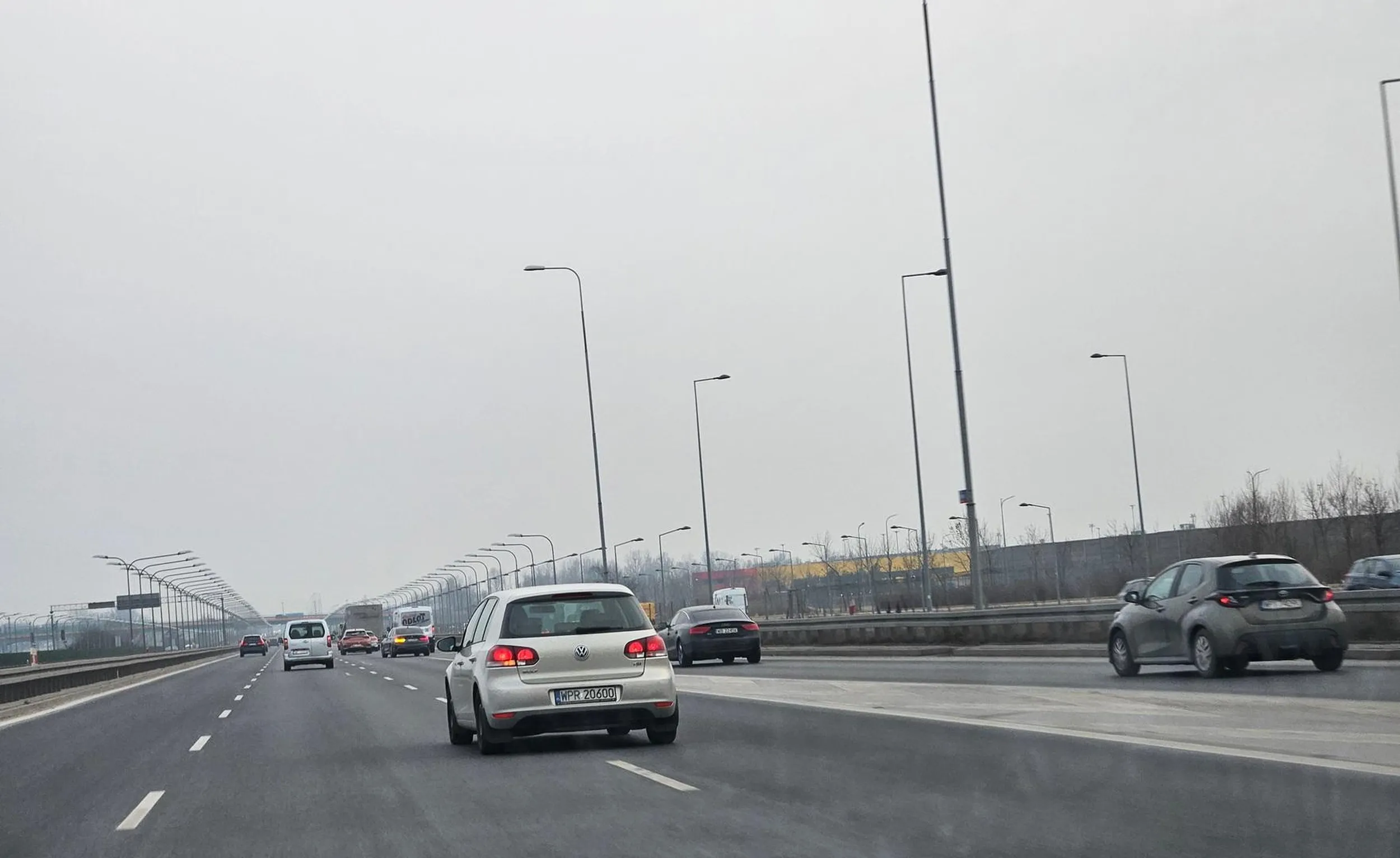 Trąbi, zajeżdża, szeryf w spódnicy. Ucząca pokoru innych uczestników dróg. Jakaś zakompleksiona mistrzyni kierownicy.... nie potrafiąca jeździć na zameczek. No cóż... za to pięknie zmienia 2 pasy naraz... :D polecam wizytę u specjalisty, bo to może się jeszcze da wyleczyć...