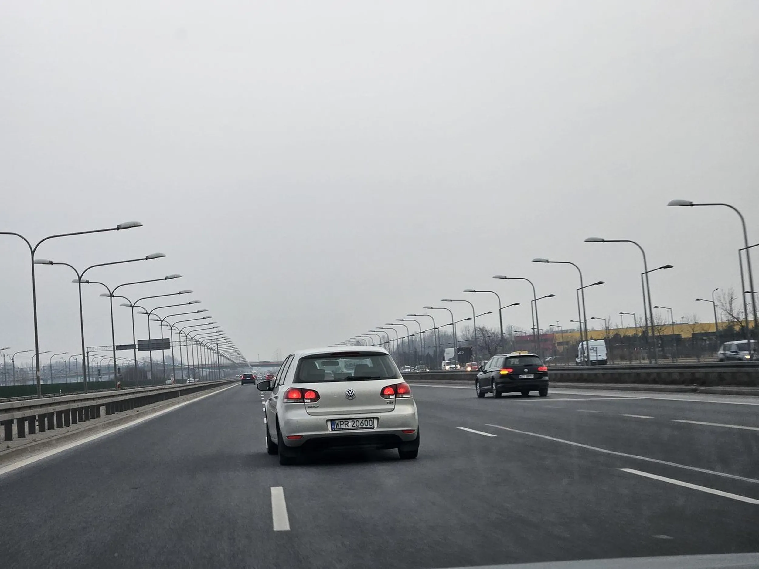 Trąbi, zajeżdża, szeryf w spódnicy. Ucząca pokoru innych uczestników dróg. Jakaś zakompleksiona mistrzyni kierownicy.... nie potrafiąca jeździć na zameczek. No cóż... za to pięknie zmienia 2 pasy naraz... :D polecam wizytę u specjalisty, bo to może się jeszcze da wyleczyć...