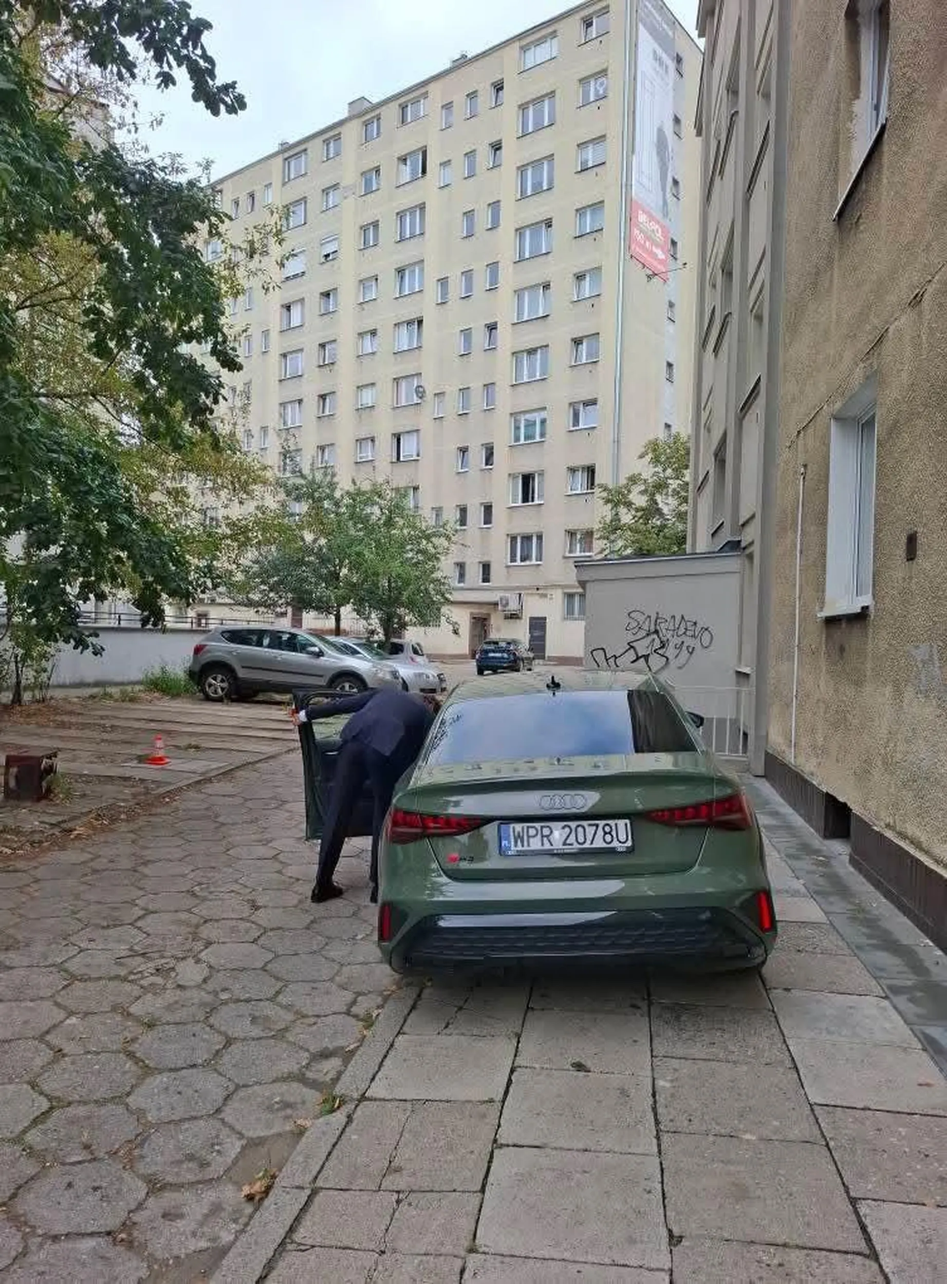 Gość parkuje na całym chodniki. Na prośbę kobiety wyzywa ją od śmiesznej. Poprostu burak.