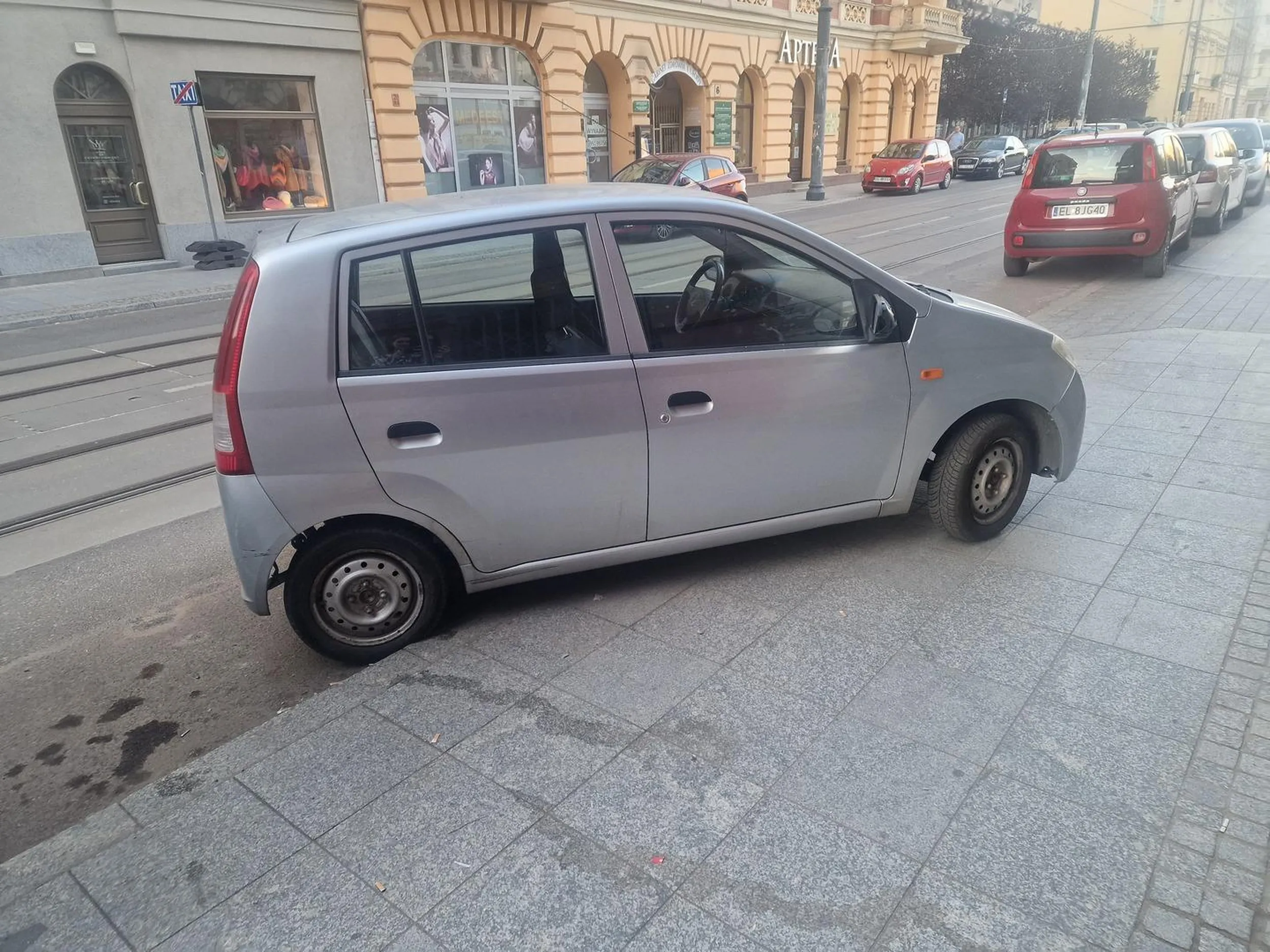 Tutaj osoba pieknie popisała się swoimi umiejętnościami parkowania