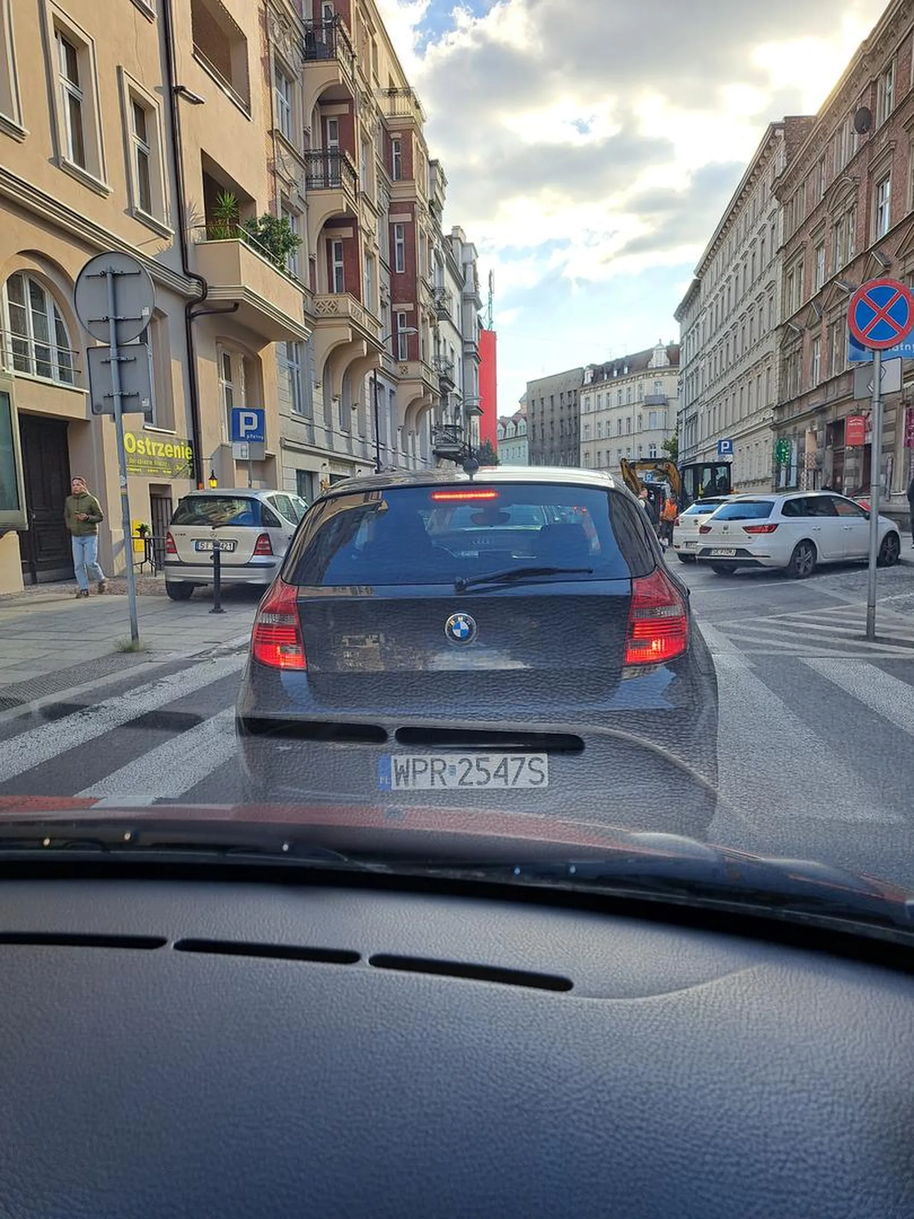 Pan zablokował autem przejście dla pieszych