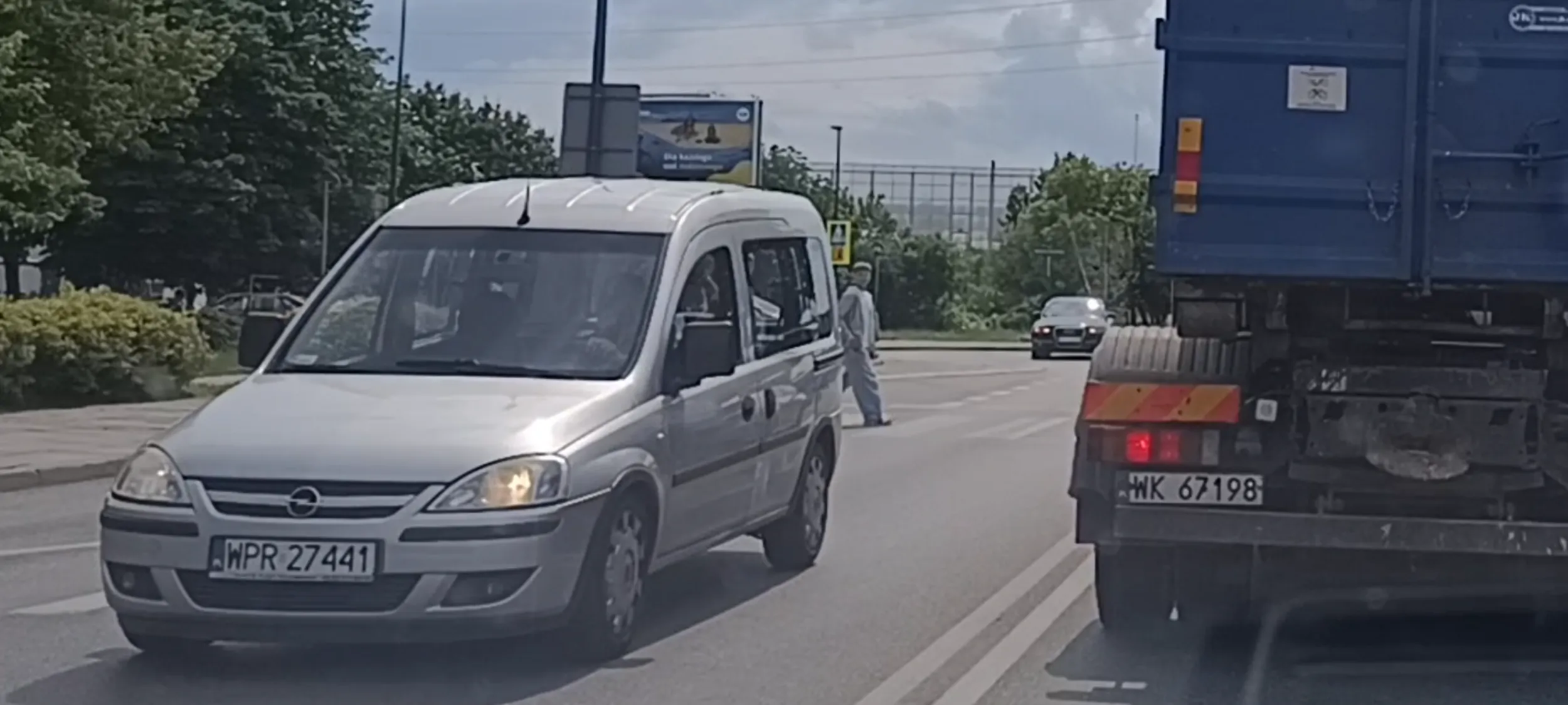 Bandyta drogowy przejeżdża przez przejście dla pieszych i nie ustępuje pieszym pierwszeństwa na pasach