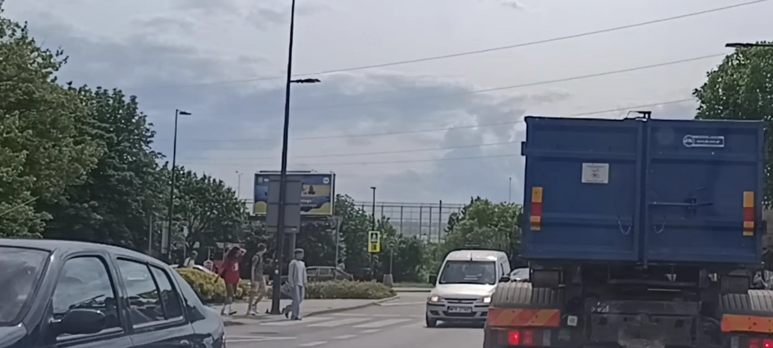 Bandyta drogowy przejeżdża przez przejście dla pieszych i nie ustępuje pieszym pierwszeństwa na pasach