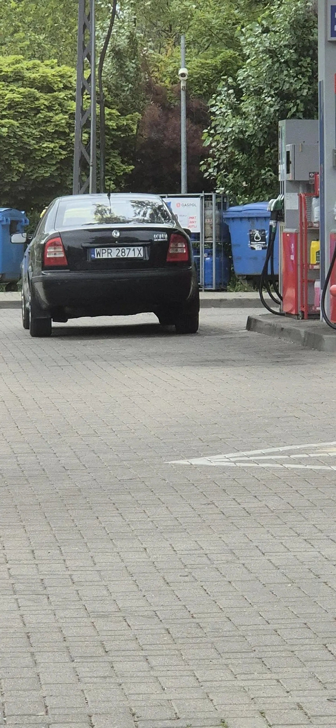 Nie chciało sie robolu skręcić normalnie w uliczkę żeby pojechać jak człowiek na około na tą stacje, a nie 400m pod prąd. I wielce zdziwiony, spokojnie te dwusetki i setki nie uciekną z tej stacji, a ty za to zostaniesz gwiazdą internetu. Tylko jak sie zatrzymalem i uchylilem szybe to uciekłeś, taki chojrak. Zdążyłem nawet zrobić zdjęcie na pamiątkę, a film nagrała kamera także obejrzysz sie w internecie.