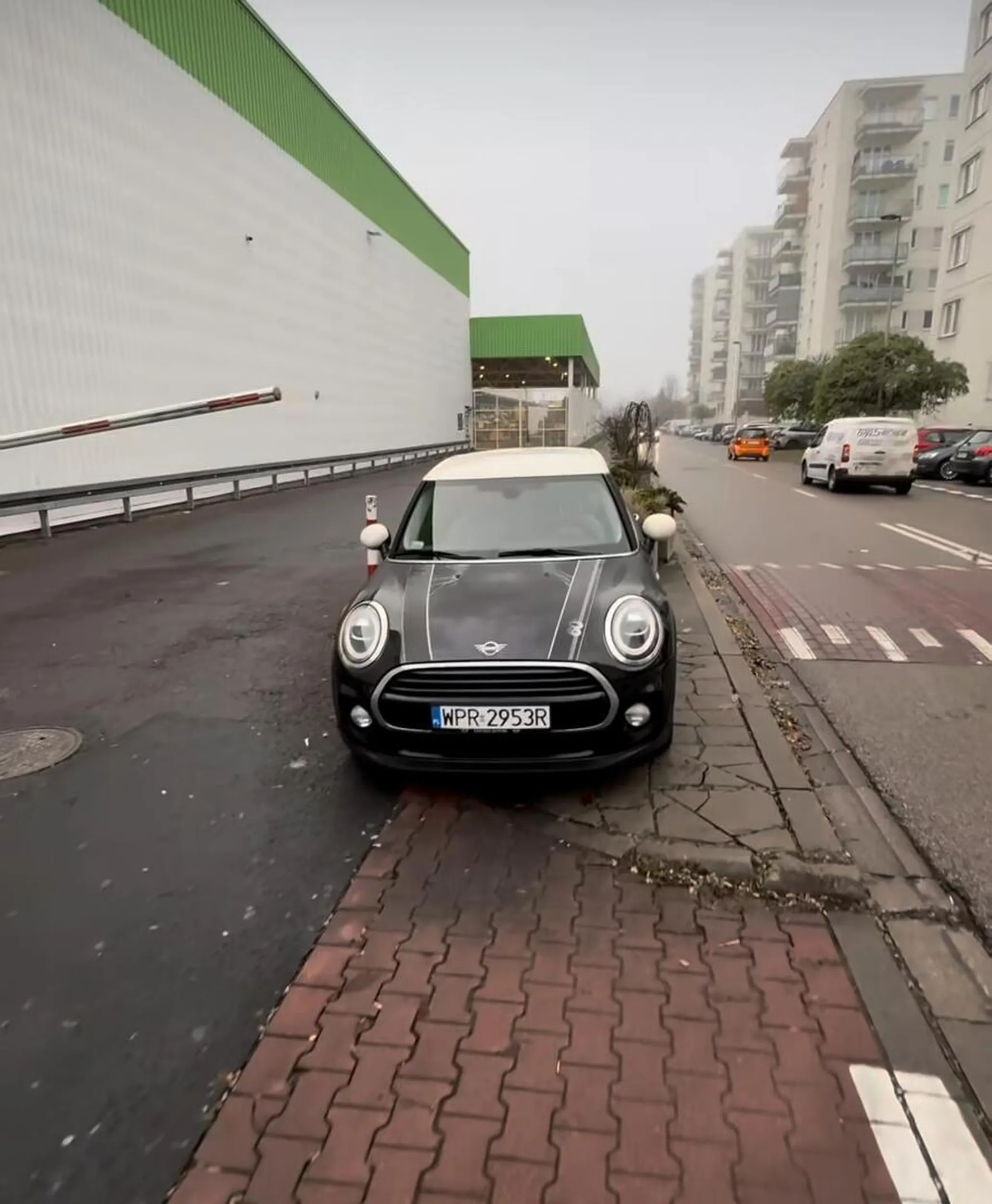 Chamie, nie parkuj na chodniku!! ?