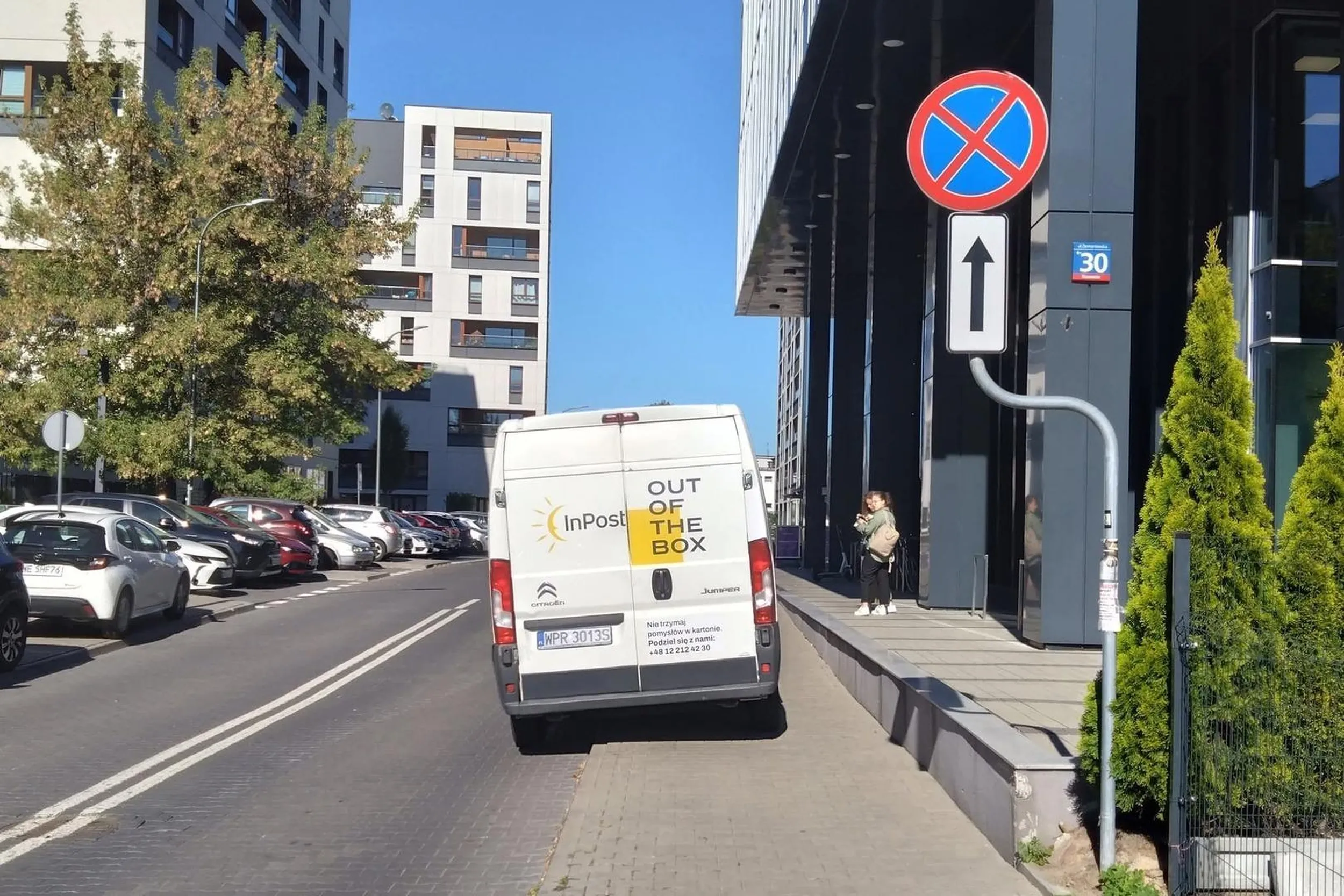 Kurier Inpostu to ma prawo jazdy chyba z bazaru. Tak zaparkował, że zablokował pas ruchu i chodnik.