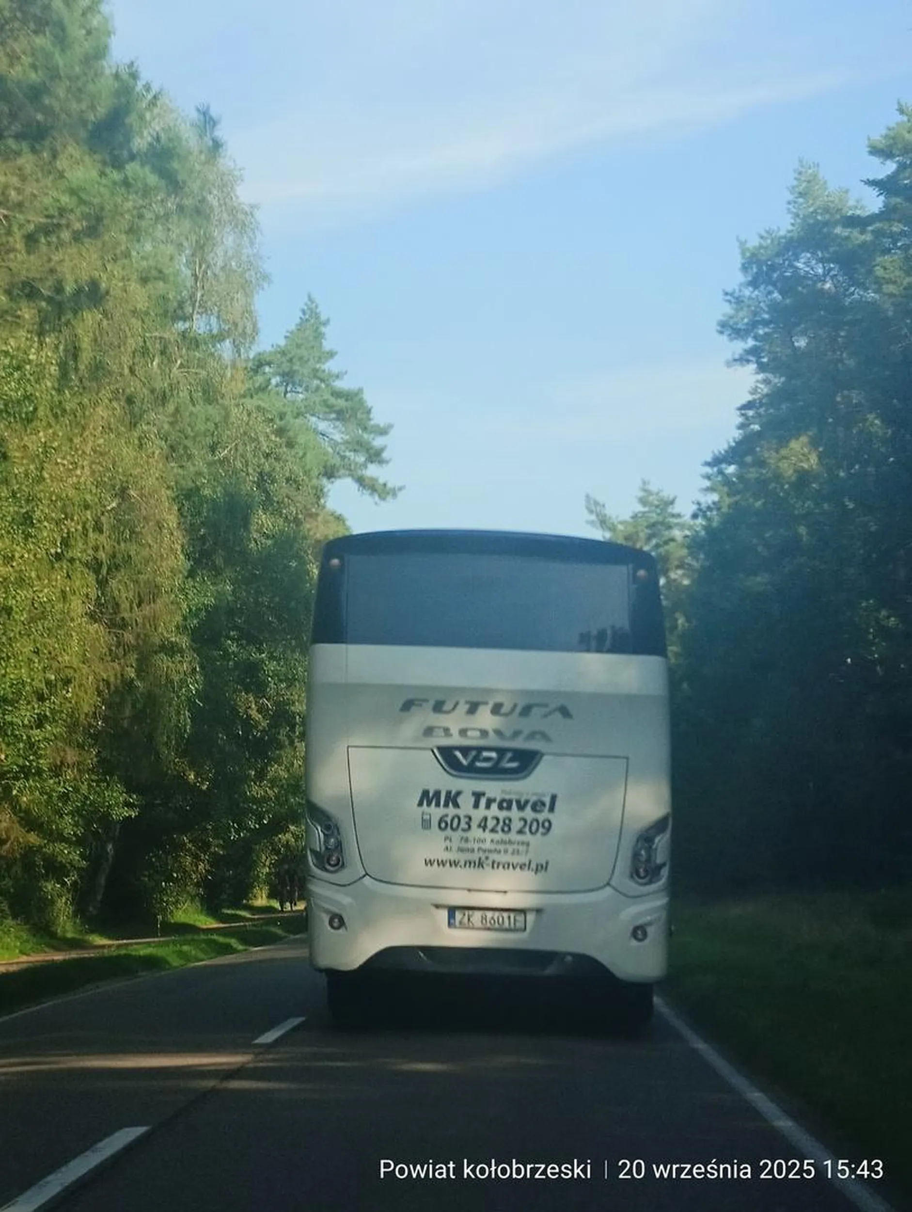 Kierowca Autobusu  w Dzwirzynie wyprzedza przed zakrętami na podwójnej ciągłej