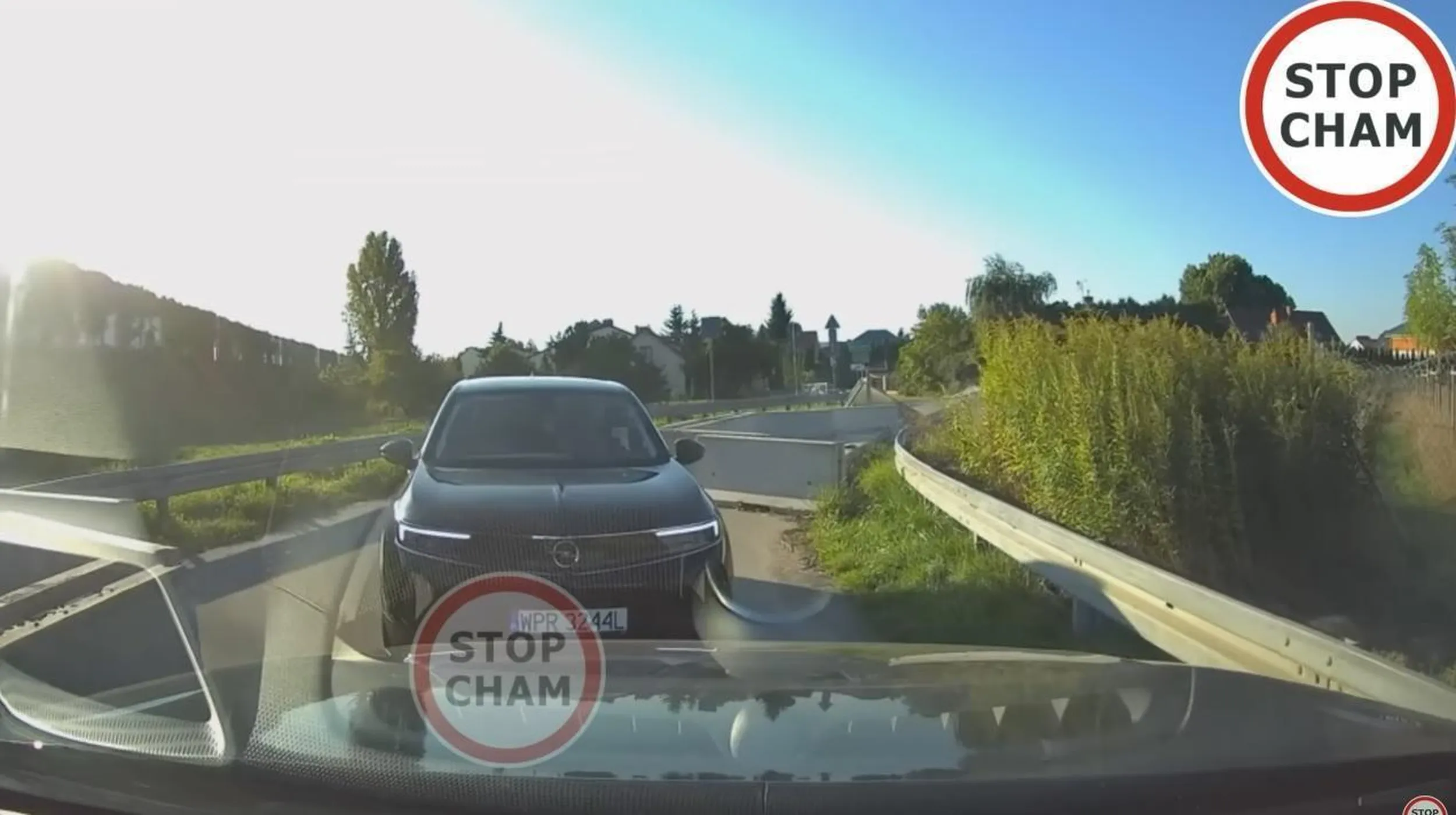 Babsko wciska się na siłę na zwężeniu, nie pozwala przejechać