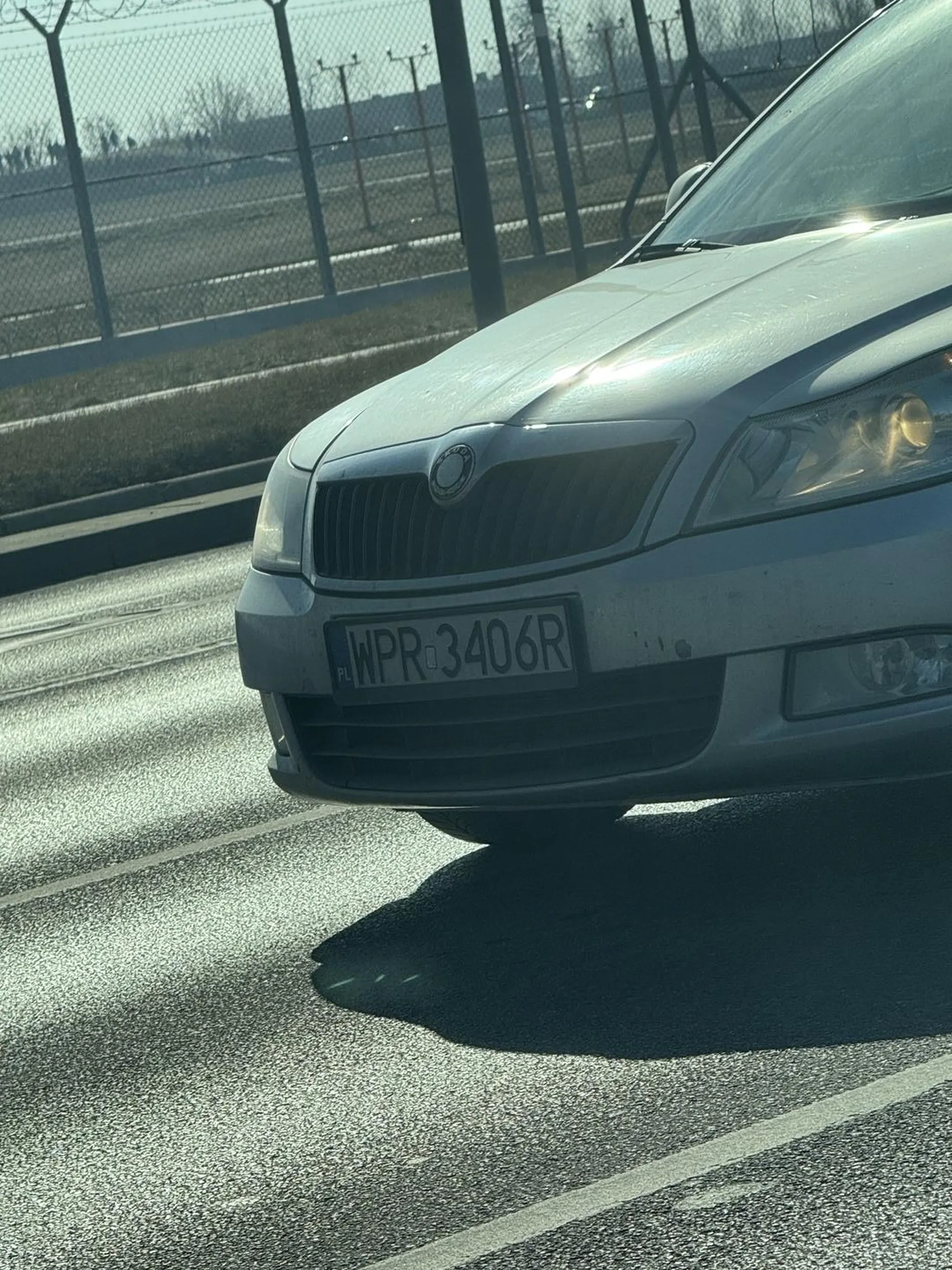 Oznakowanie poziome jezdni jest dla Pani zagadnieniem nieznanym. Szkoda że nie chciała okna otworzyć tylko odrazu wyskoczyła z buzią i pokazała środkowy palec. Bardzo nie ładne zachowanie ale no jak widać nie nauczył nikt kultury.