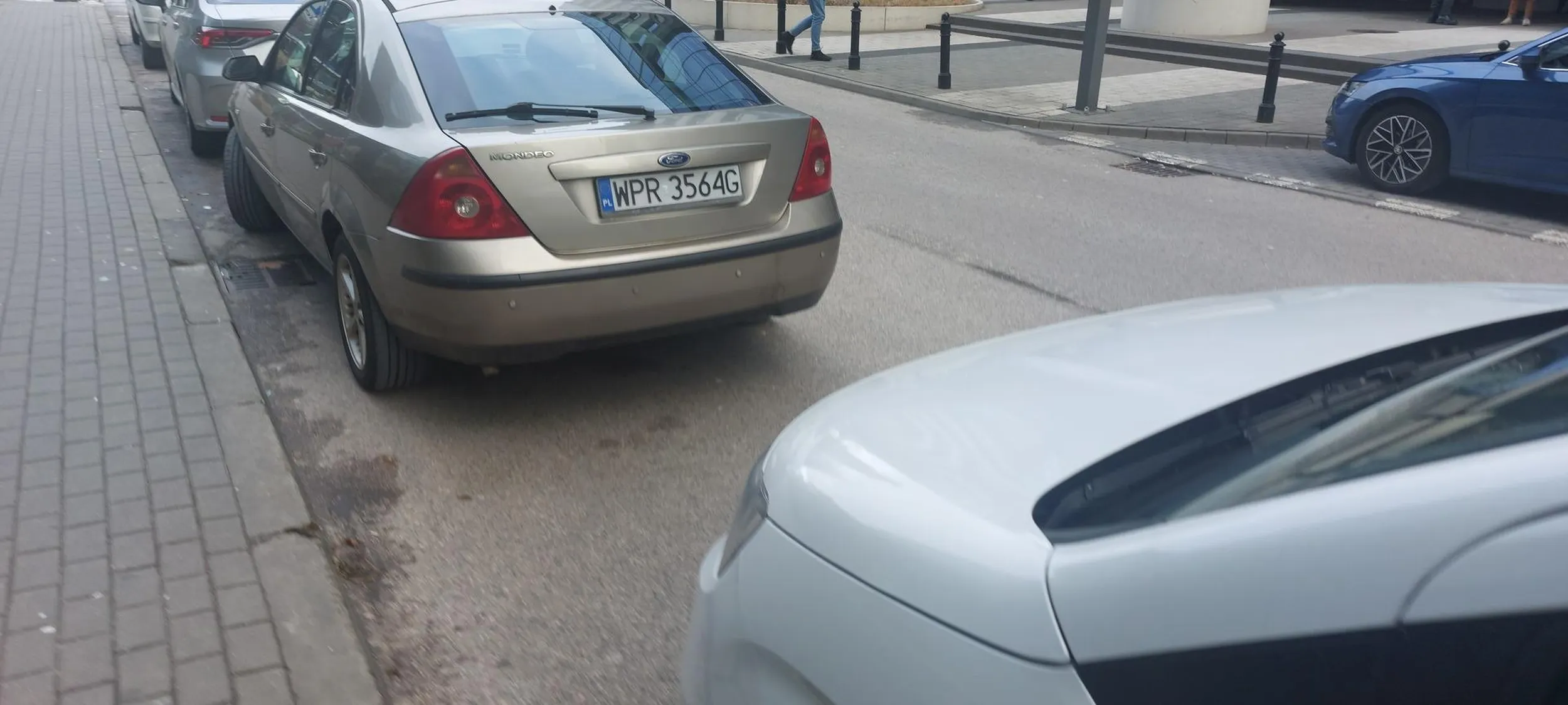 Zajebisty kierowca. Jeździ rewelacyjnie, jest wzorem godnym do naśladowania przez innych użytkowników drogi