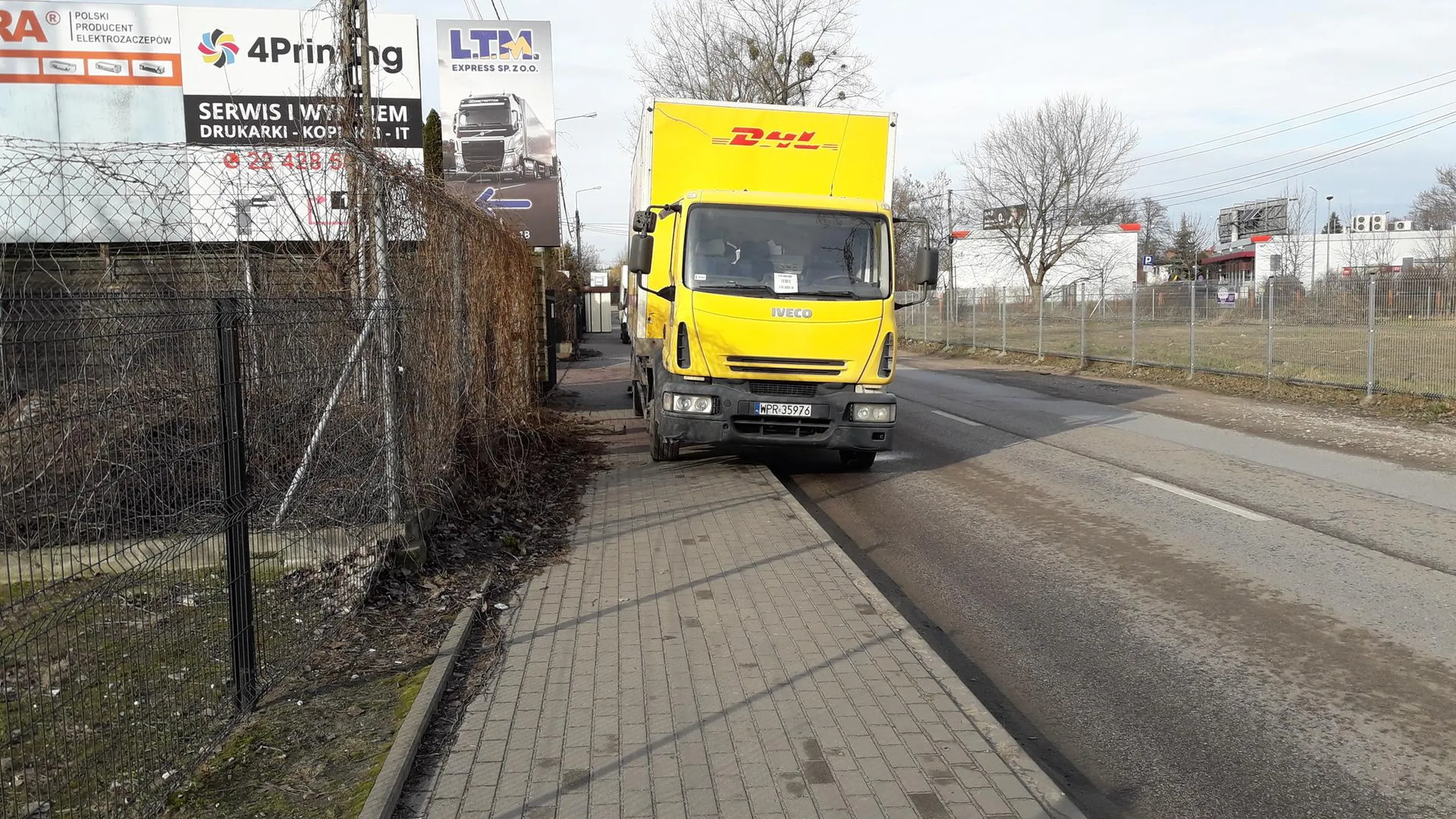 Postój/parkowanie na chodniku