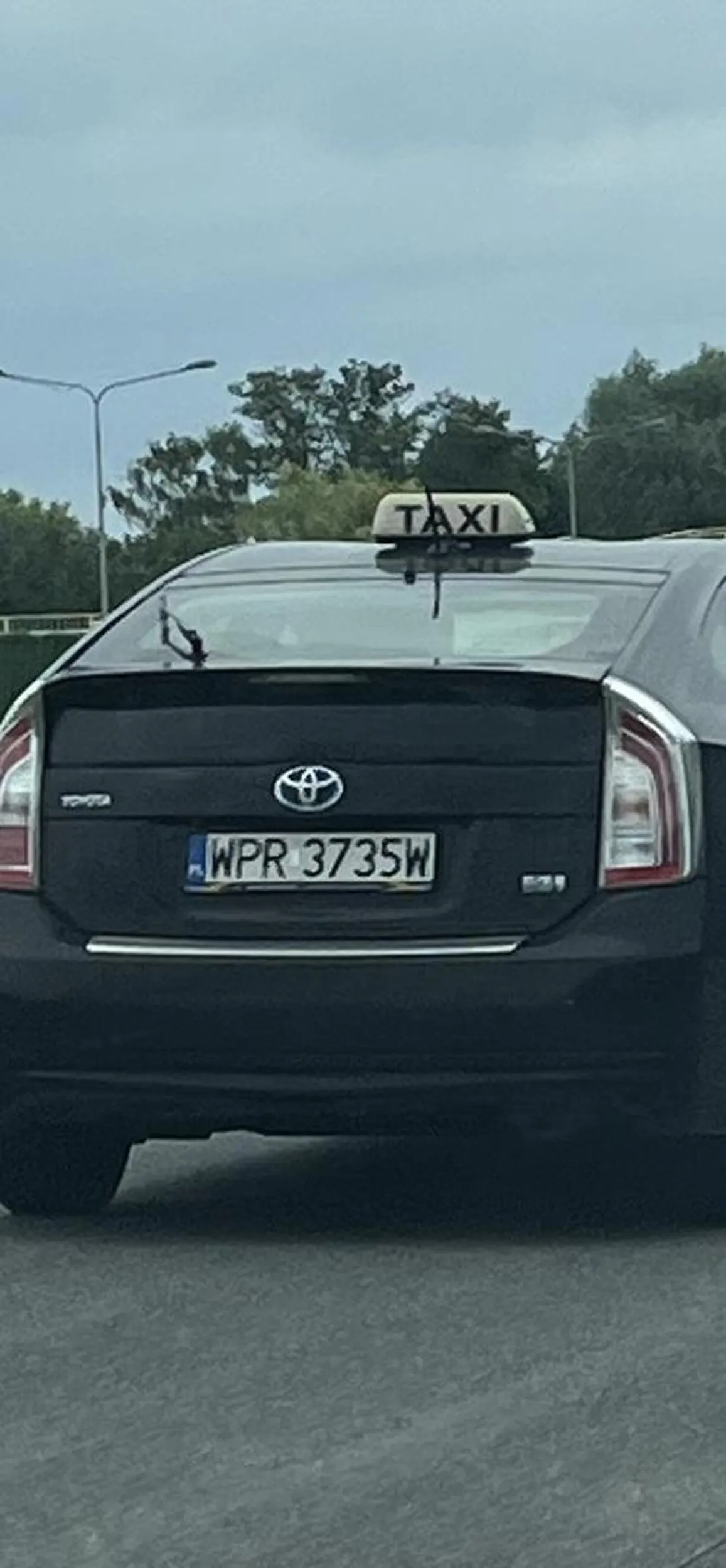 Pizdus plastus co podjeżdża pod zderzak na autostradzie