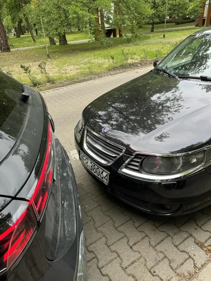 Następnym razem proponuję zaparkować jeszcze bliżej. To na pewno wyprostuje pognieciona tablicę rejestracyjną. Prawo jazdy wylosowane chyba z paczki chipsów.