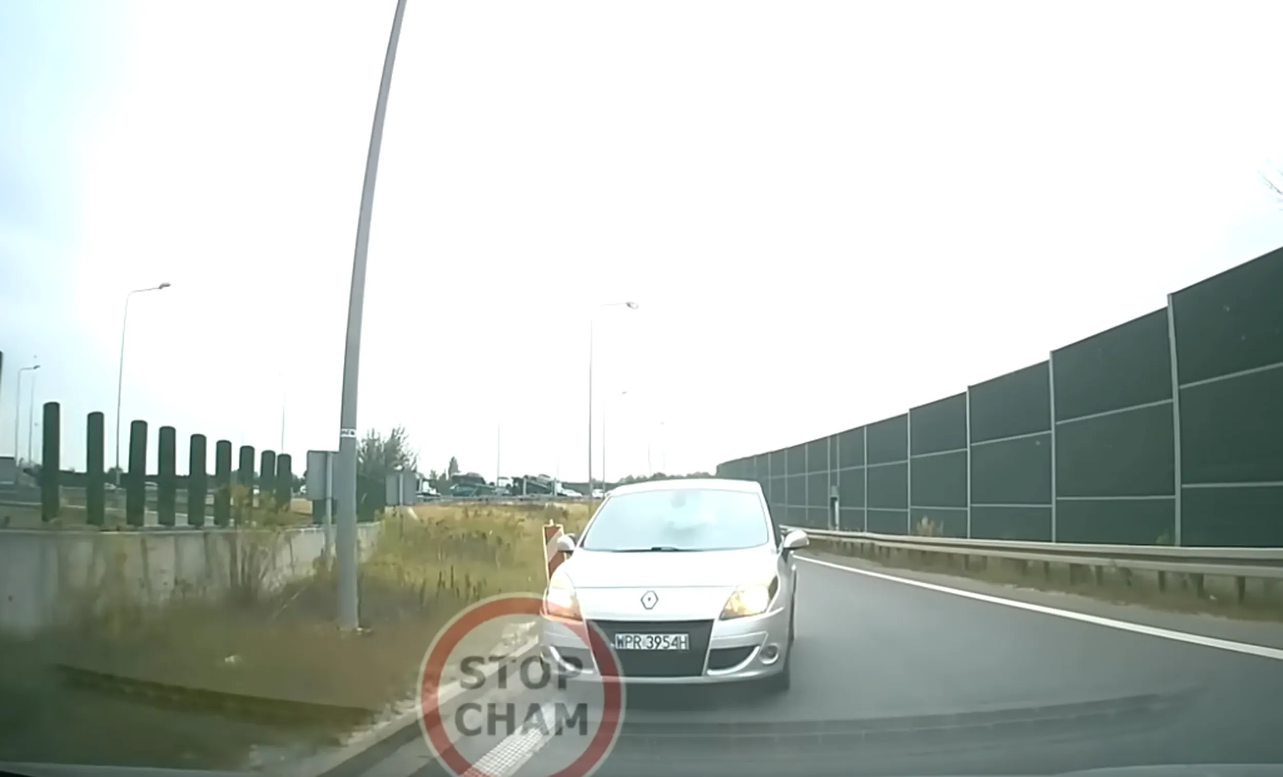 Jeździ pod prąd na autostradzie