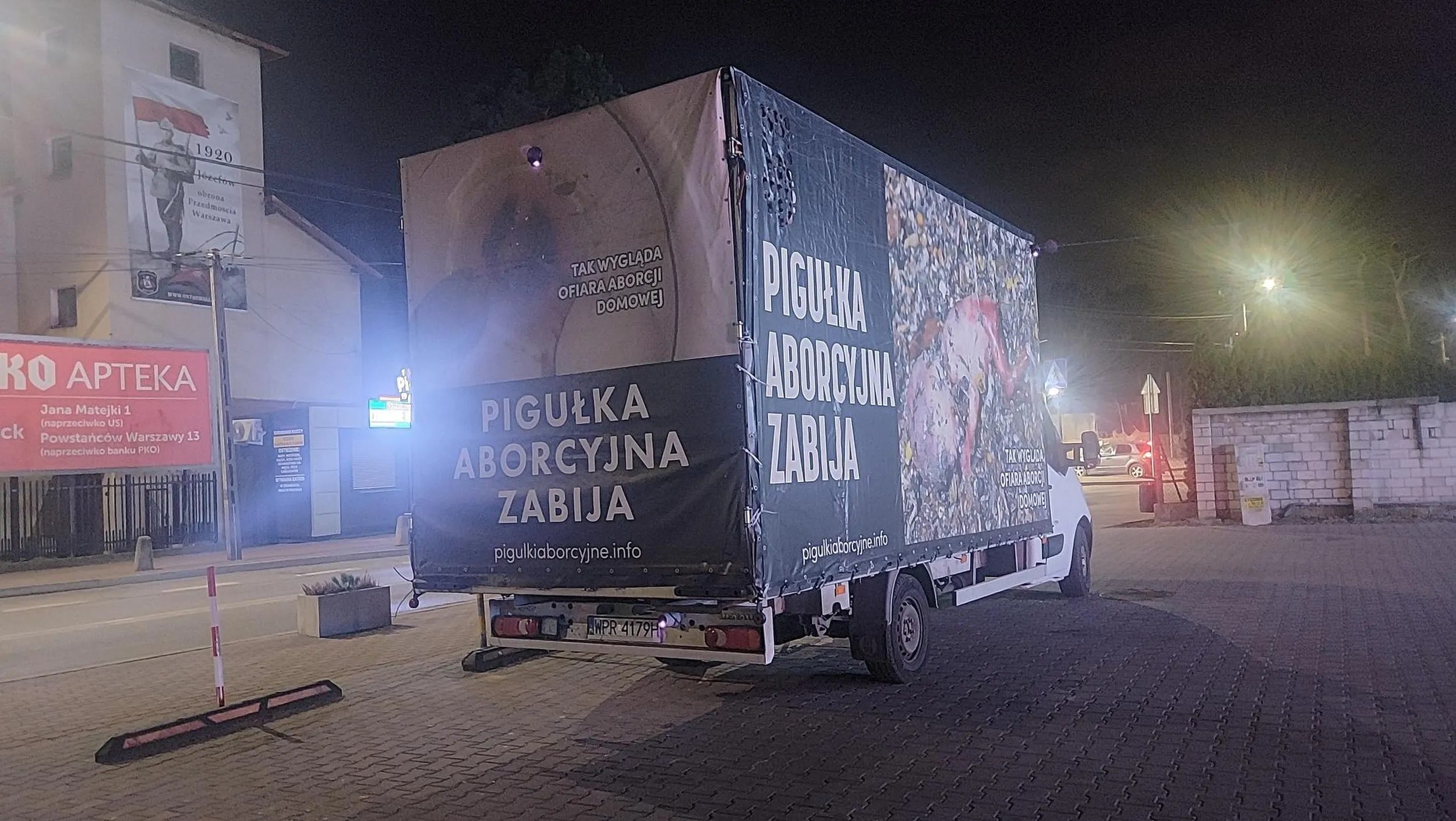 Zindoktrynowane szury gorszą społeczeństwo swoją zakłamaną ideologią. Oby ktoś w końcu spalił to gówno, przypadkiem oczywiście, szkoda prawdziwych dzieci, które są przez takich krzywdzone.