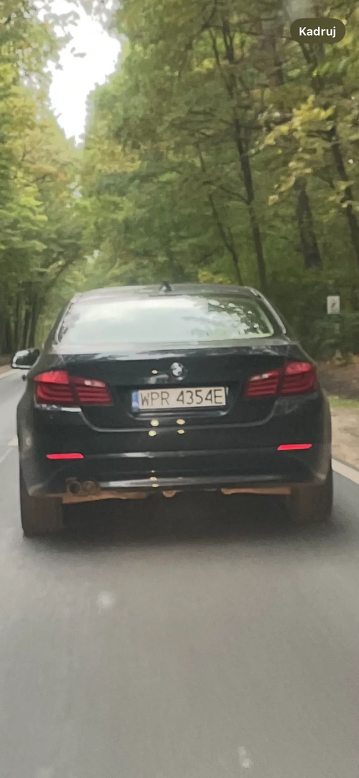 Co za idio*ta, jechał 40km/h było do 70, postanowiłam go wyprzedzić a ten de**ił zaczął przyspieszać i jechać idealnie równo ze mną i jeszcze się śmiał. To jest straszne i niedopuszczane, ludzie my wszyscy chcemy żyć ! Ok ja nie wyprzedziłam bo nie narażałam się na głupią jazdę ale szczerze nie dowierzam że można się tak zachować. Cham i prostak