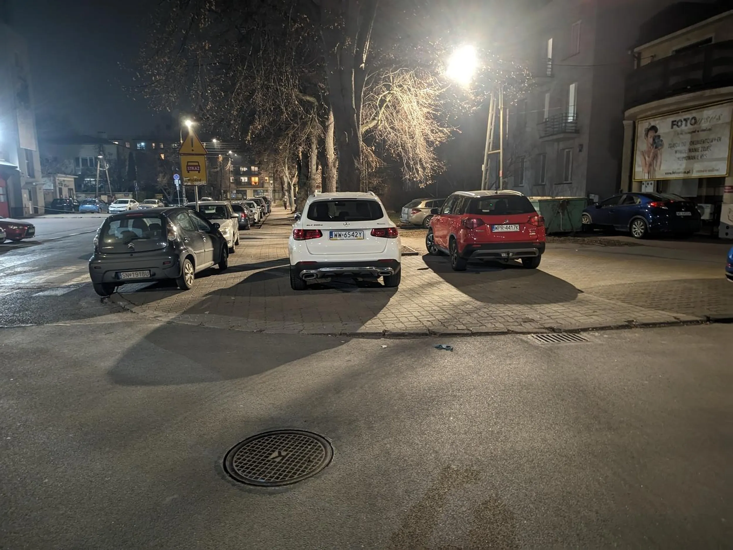 Baran zaparkował prostopadle, w głębi chodnika, tak że nie da się przejść przez przejście dla pieszych