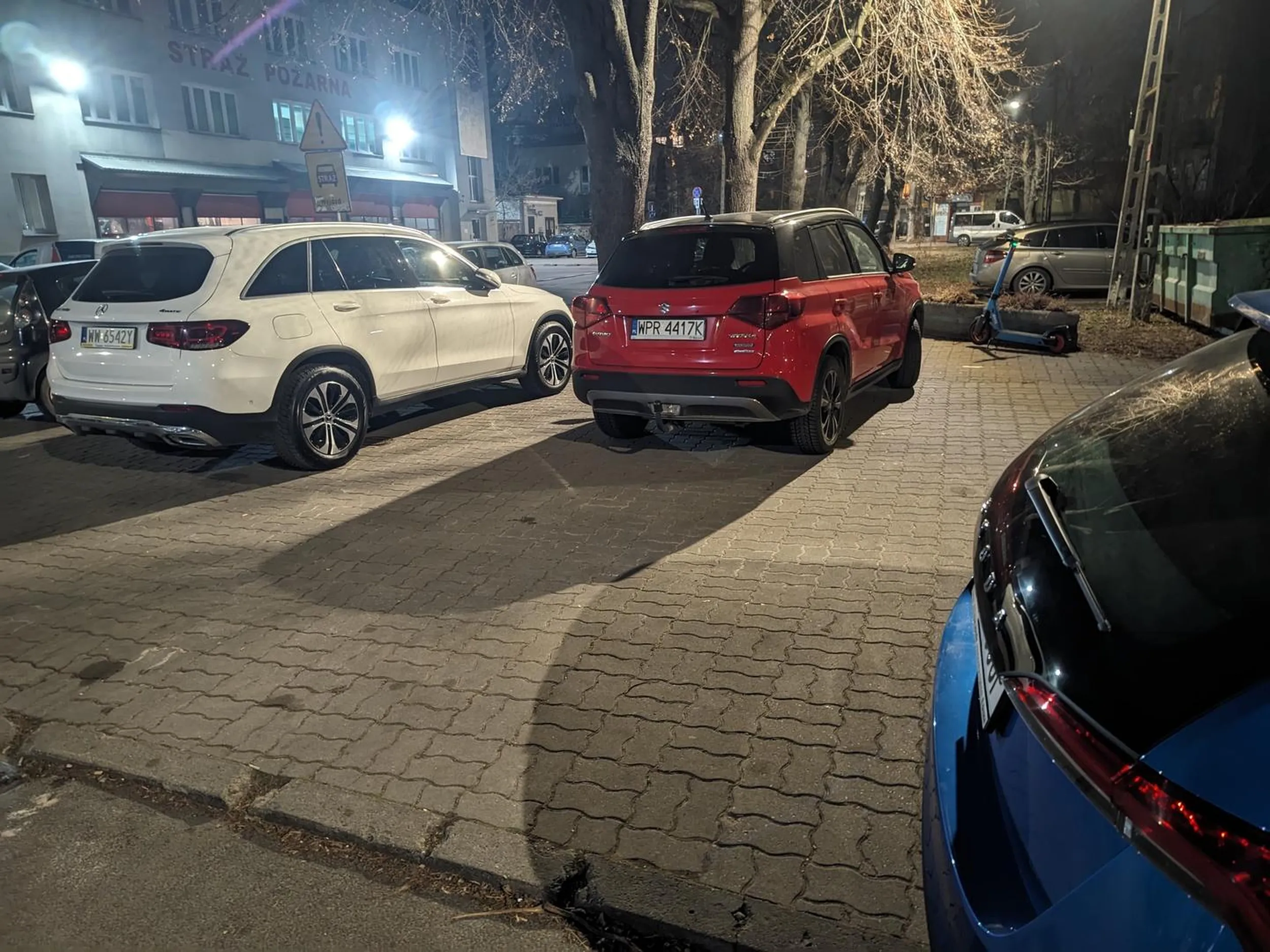 Baran zaparkował prostopadle, w głębi chodnika, tak że nie da się przejść przez przejście dla pieszych