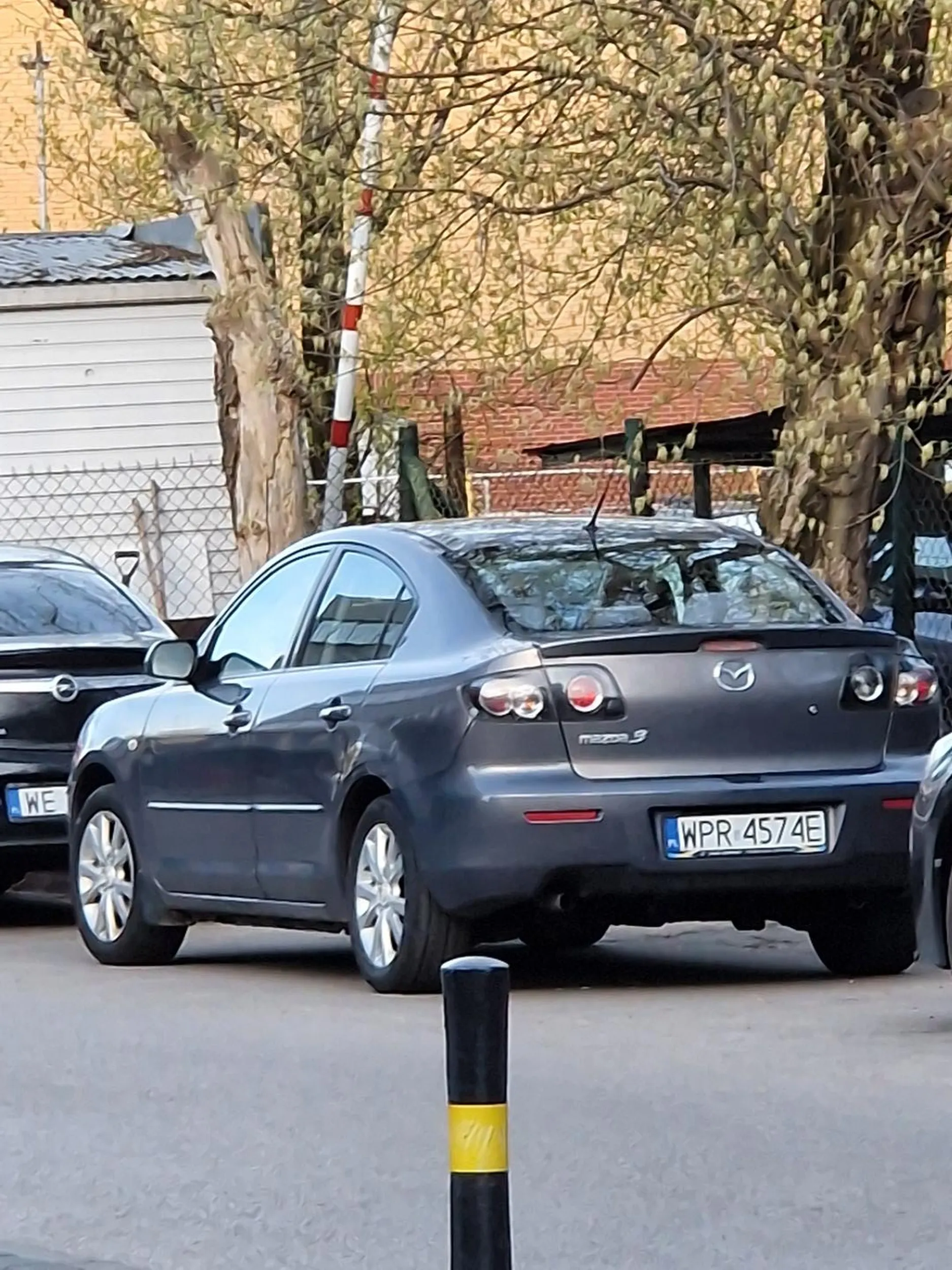 Przydałoby nauczyć się parkować, a nie zajmować 3 miejsca, bo ksiaże przyjechał. Ja jednym zdjęciu jak stanął delikwent, a na drugim jak powinien...