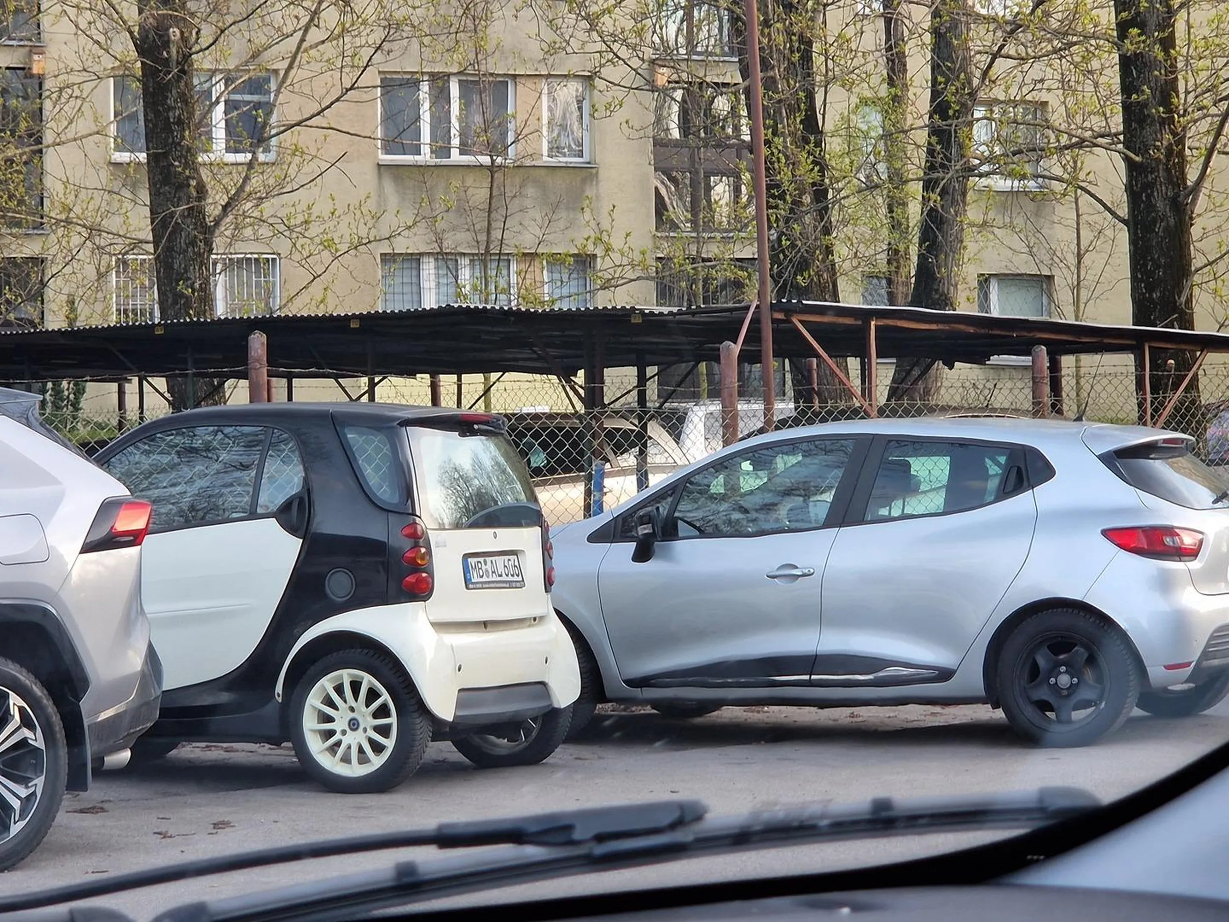 Przydałoby nauczyć się parkować, a nie zajmować 3 miejsca, bo ksiaże przyjechał. Ja jednym zdjęciu jak stanął delikwent, a na drugim jak powinien...