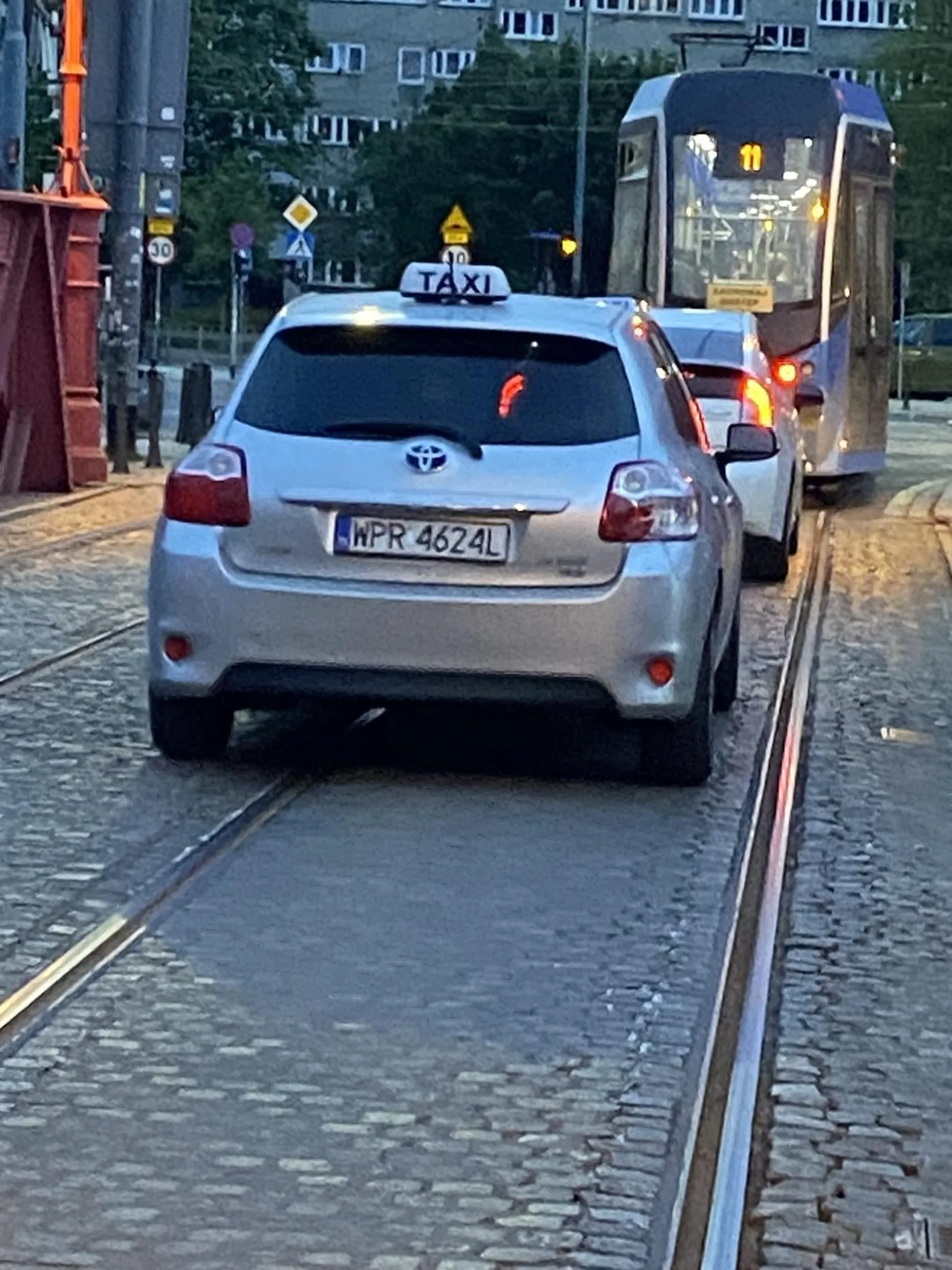 Stoje na pasach i czaekam az auto sie zatrzyma (on) i nie zatrzymał sie tylko skręcił kierownice w moją strone i jechał w moją strone po skosie i jak ja sie odsunąłem to odbił na swój pas (prawie mnie potrącił)