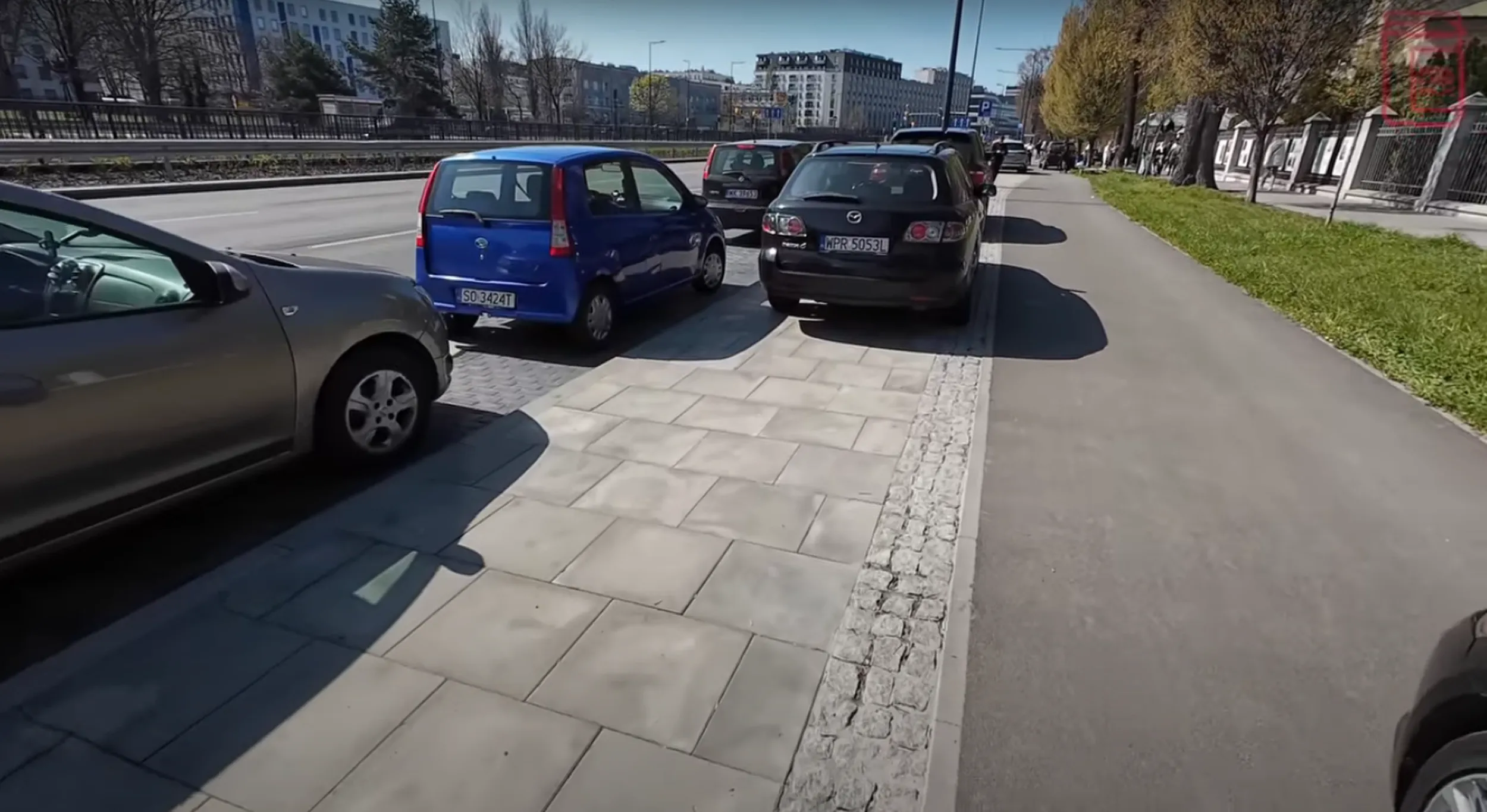 Jeździ i parkuje na chodniku/ścieżce rowerowej