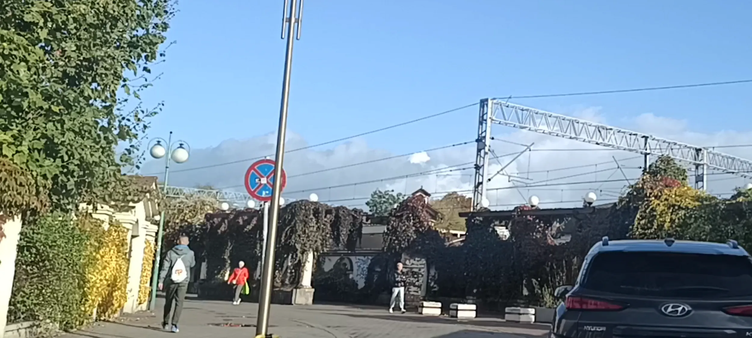 Wjazd pod prąd w ulicę jednokierunkową. I do tego parkowanie na zakazie zatrzymywania się i postoju.