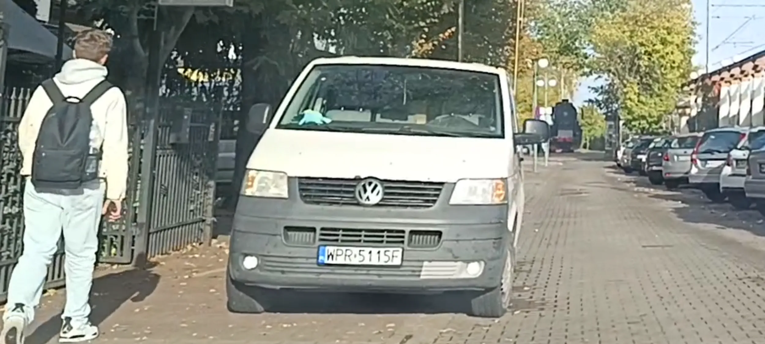 Wjazd pod prąd w ulicę jednokierunkową. I do tego parkowanie na zakazie zatrzymywania się i postoju.