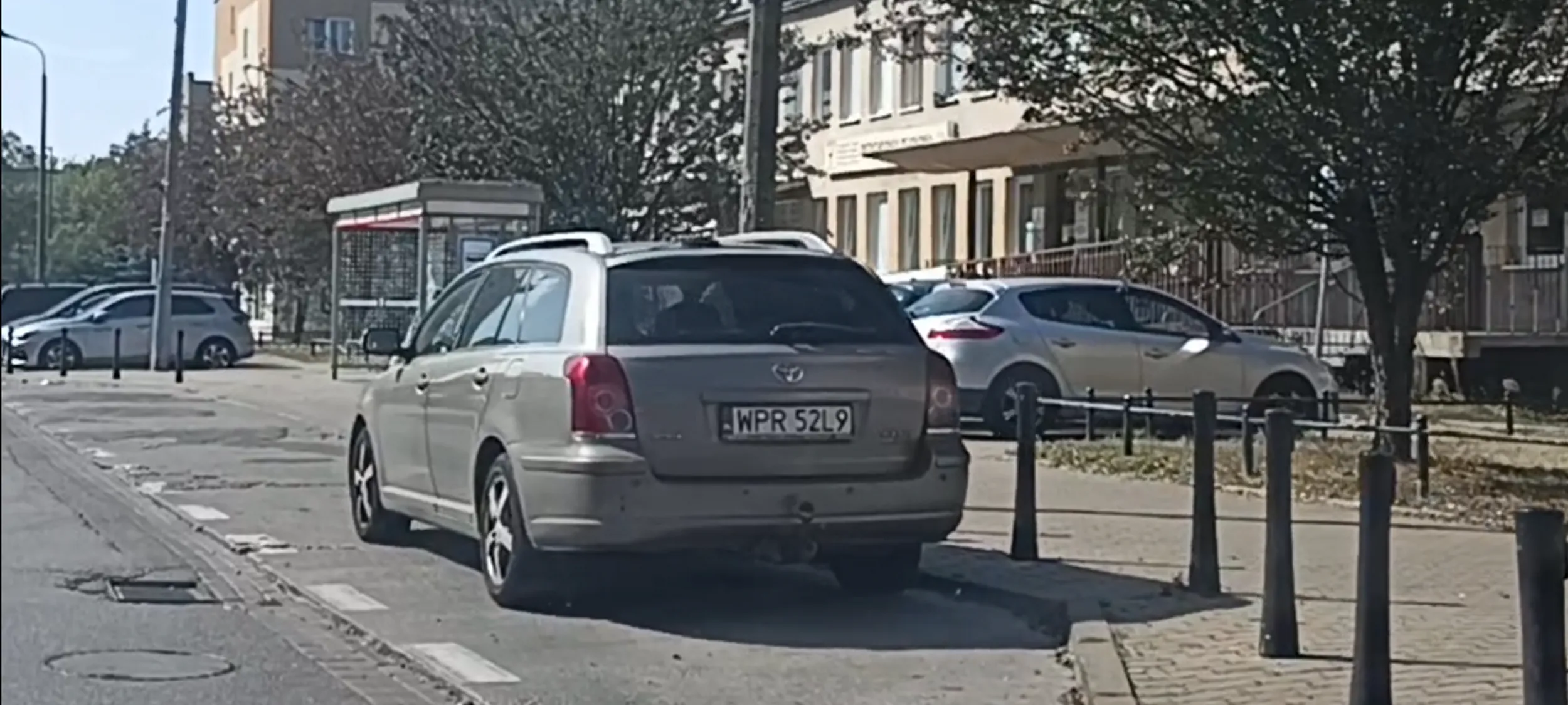 Baran parkuje w zatoce przystanku autobusowego