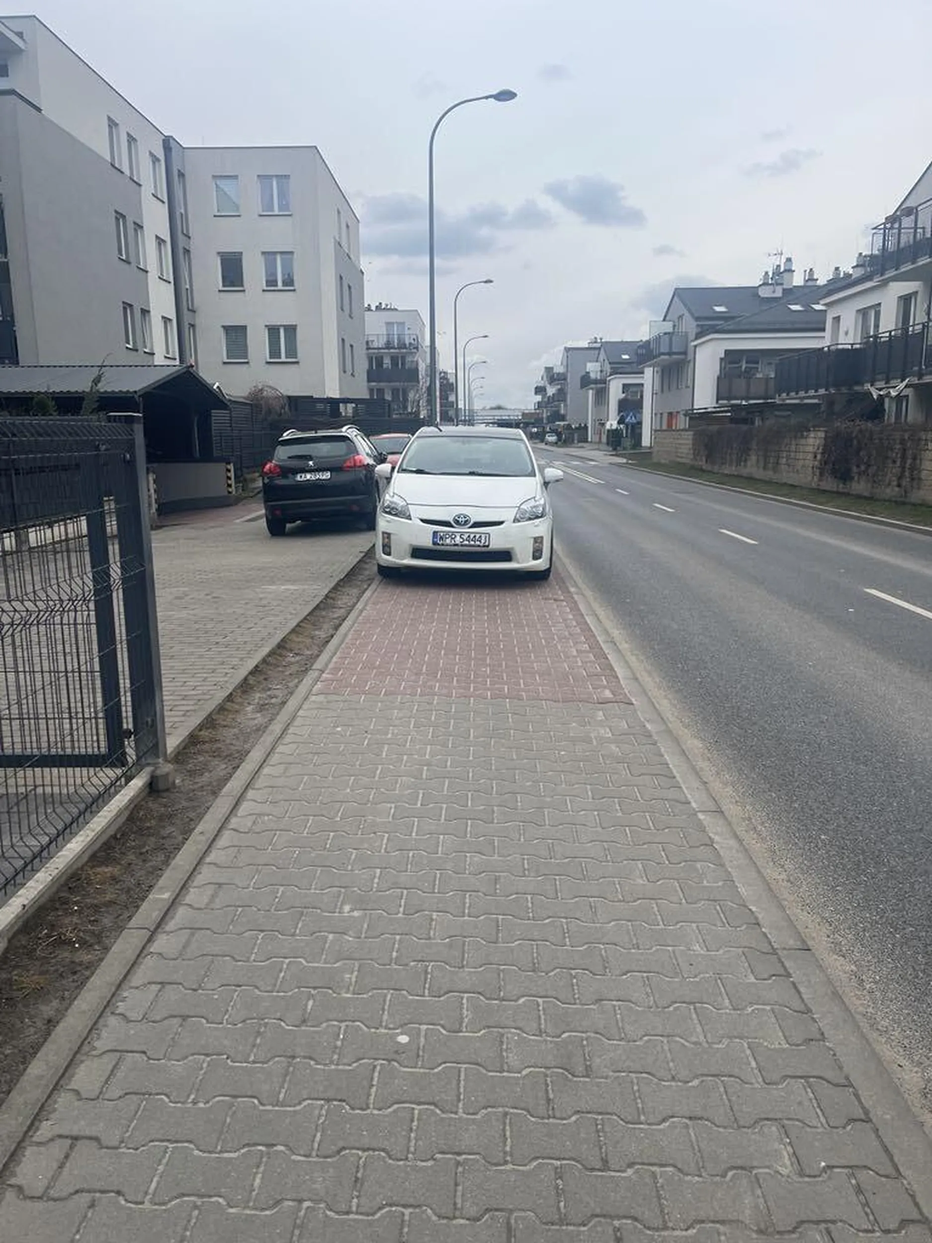 Co za zjeb, naucz sie parkowac.