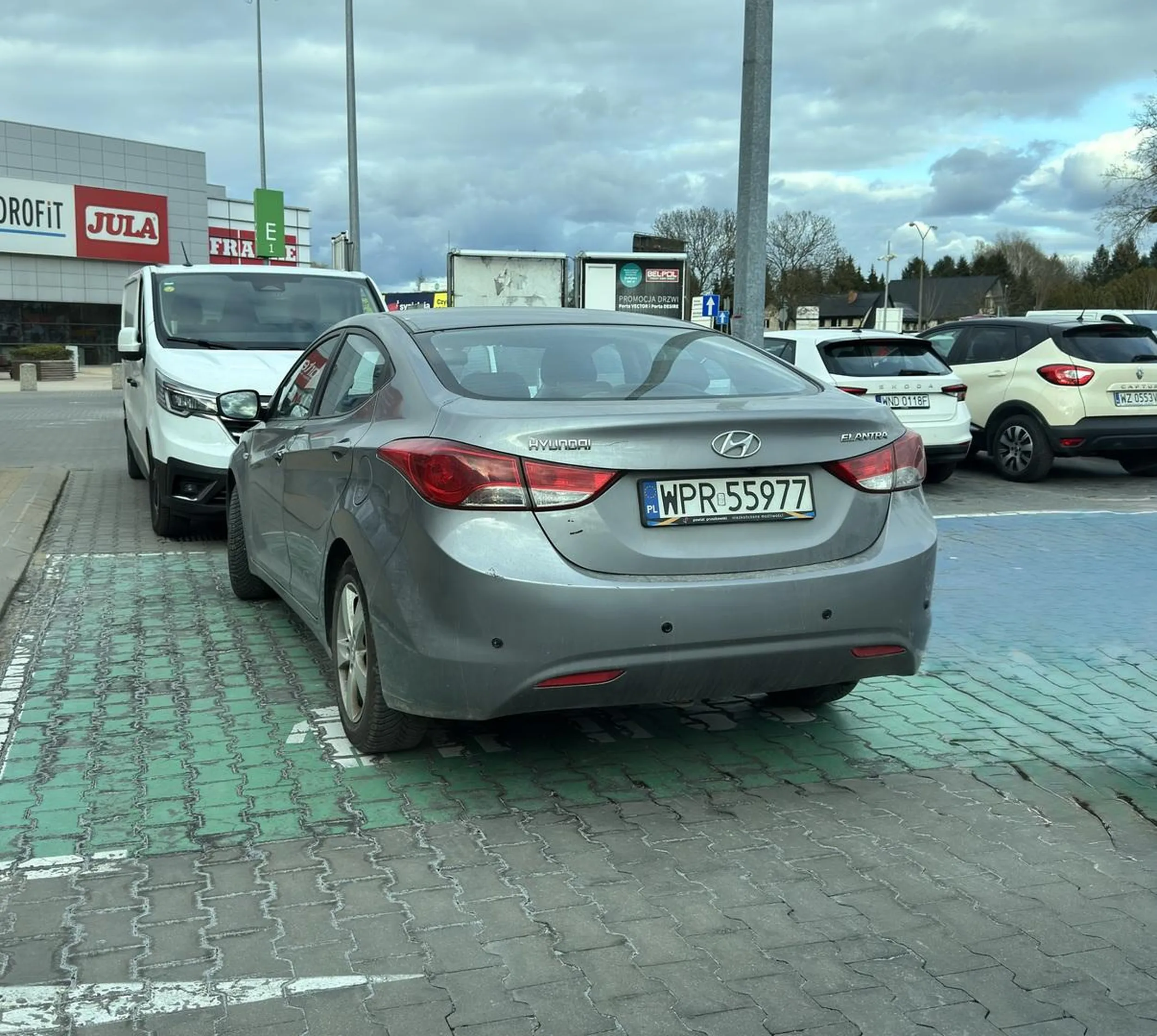 Parkowanie na miejscu dla rodzin, bezpodstawnie. Bandyctwo drogowe!