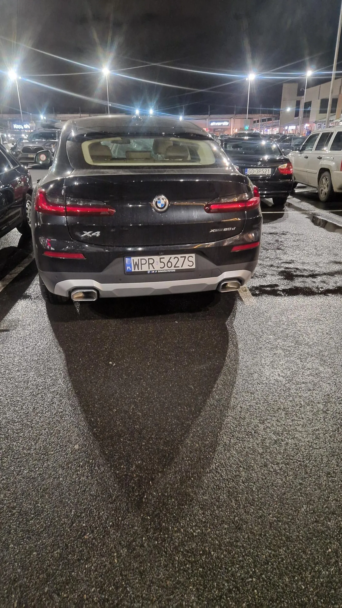 Oczywiście bmw to i na 3 miejsca musi stanąć