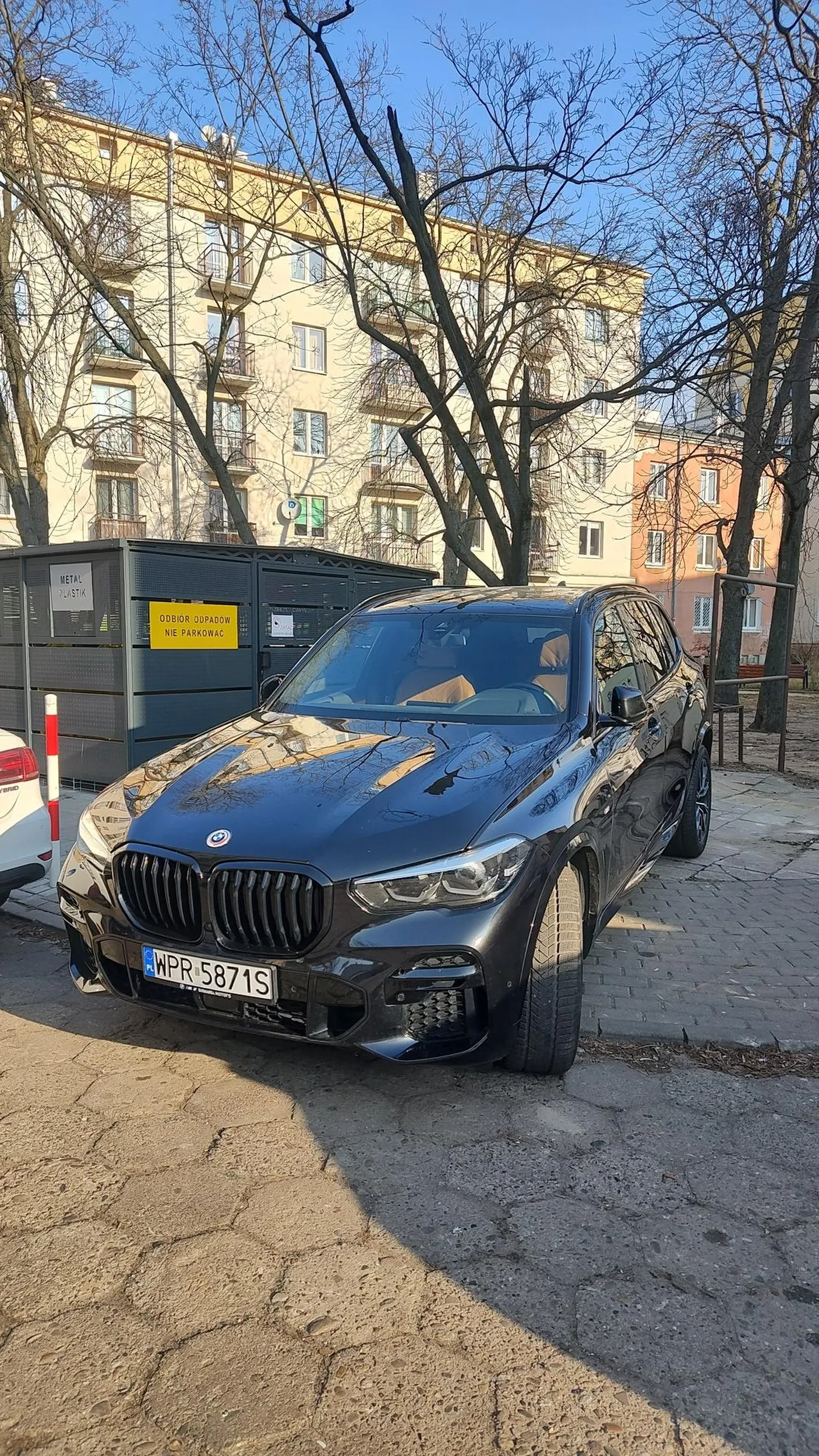 Im większy SUV, tym większy czereśniak w środku. Blokada chodnika i dojścia do śmietnika permanentna.