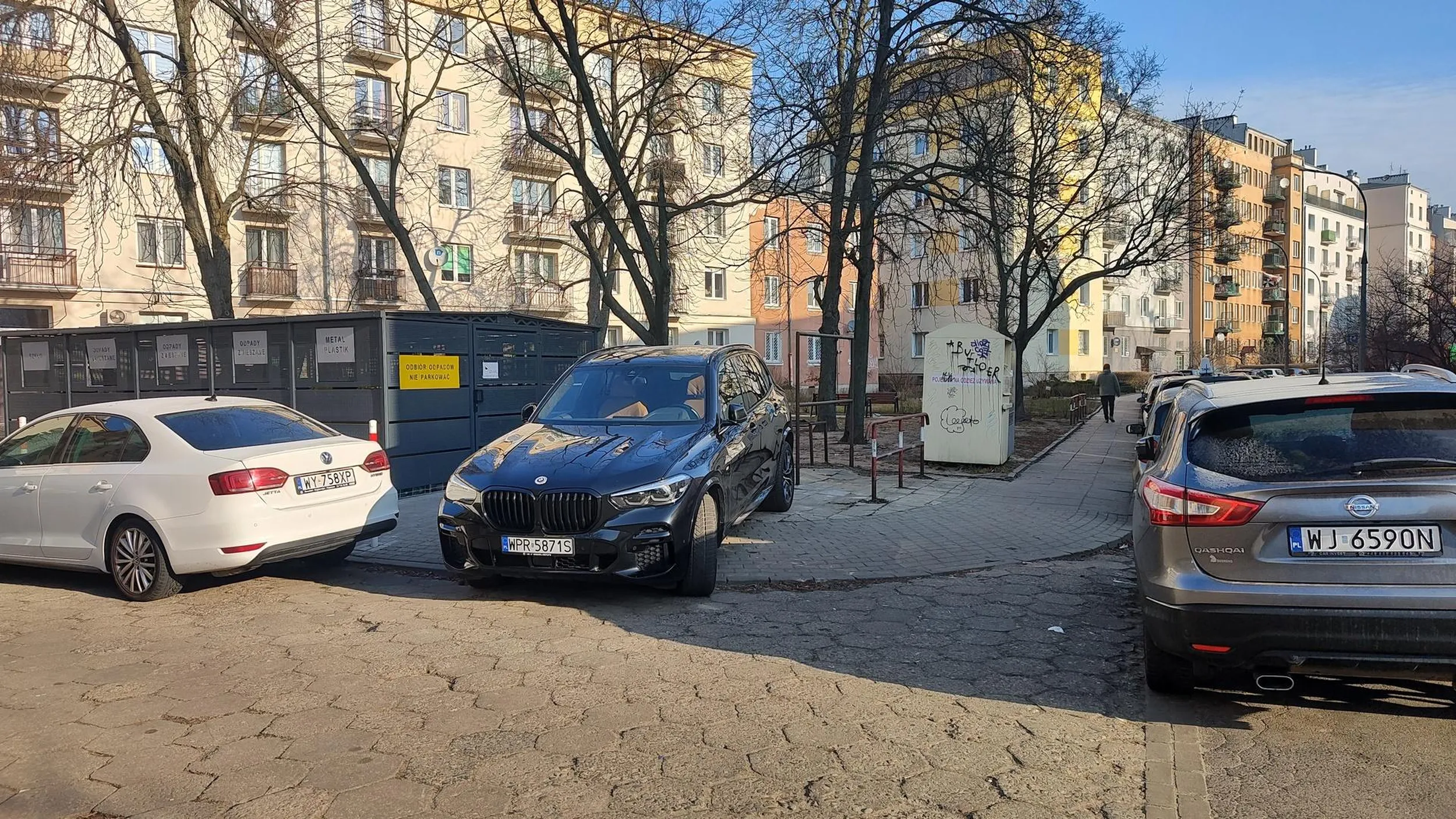 Im większy SUV, tym większy czereśniak w środku. Blokada chodnika i dojścia do śmietnika permanentna.