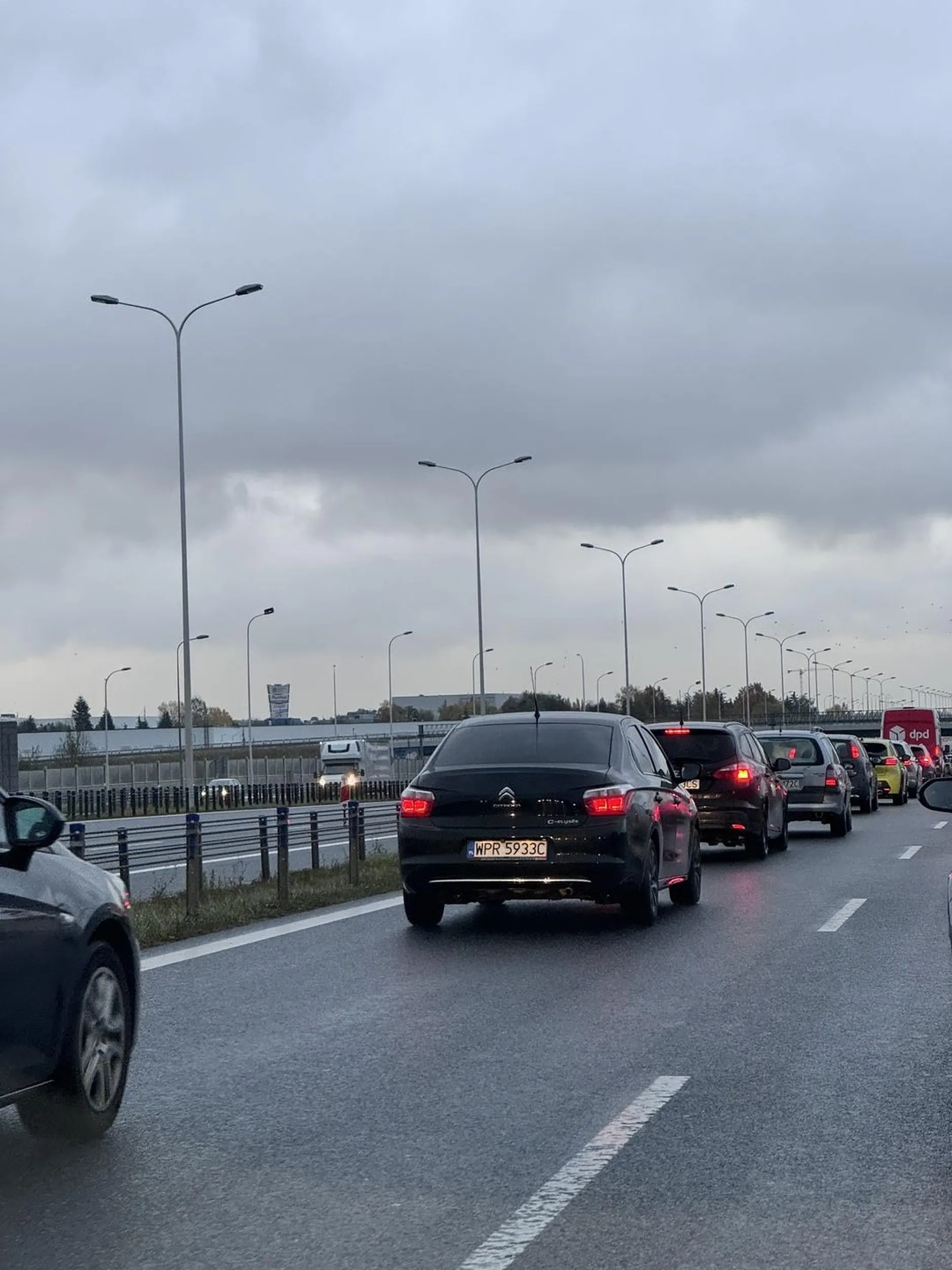 Wpieprza się bez kierunku w lukę, którą zostawiłam sobie dla zachowania bezpiecznej odległości od auta z przodu. Zdjęcie pokazuje późniejsze wydarzenia.