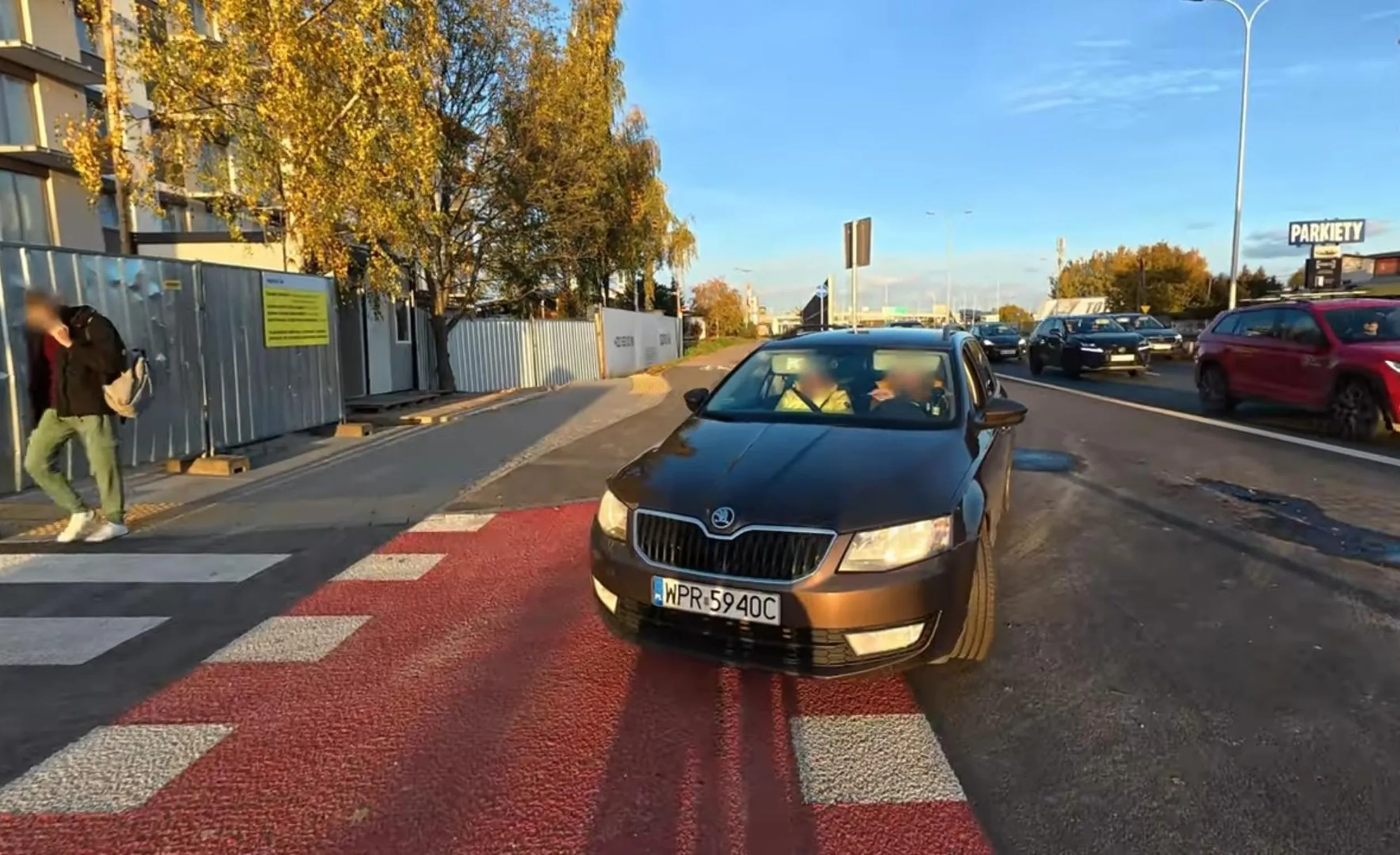 Próba ominięcia korka poprzez jazdę po DDR i chodniku