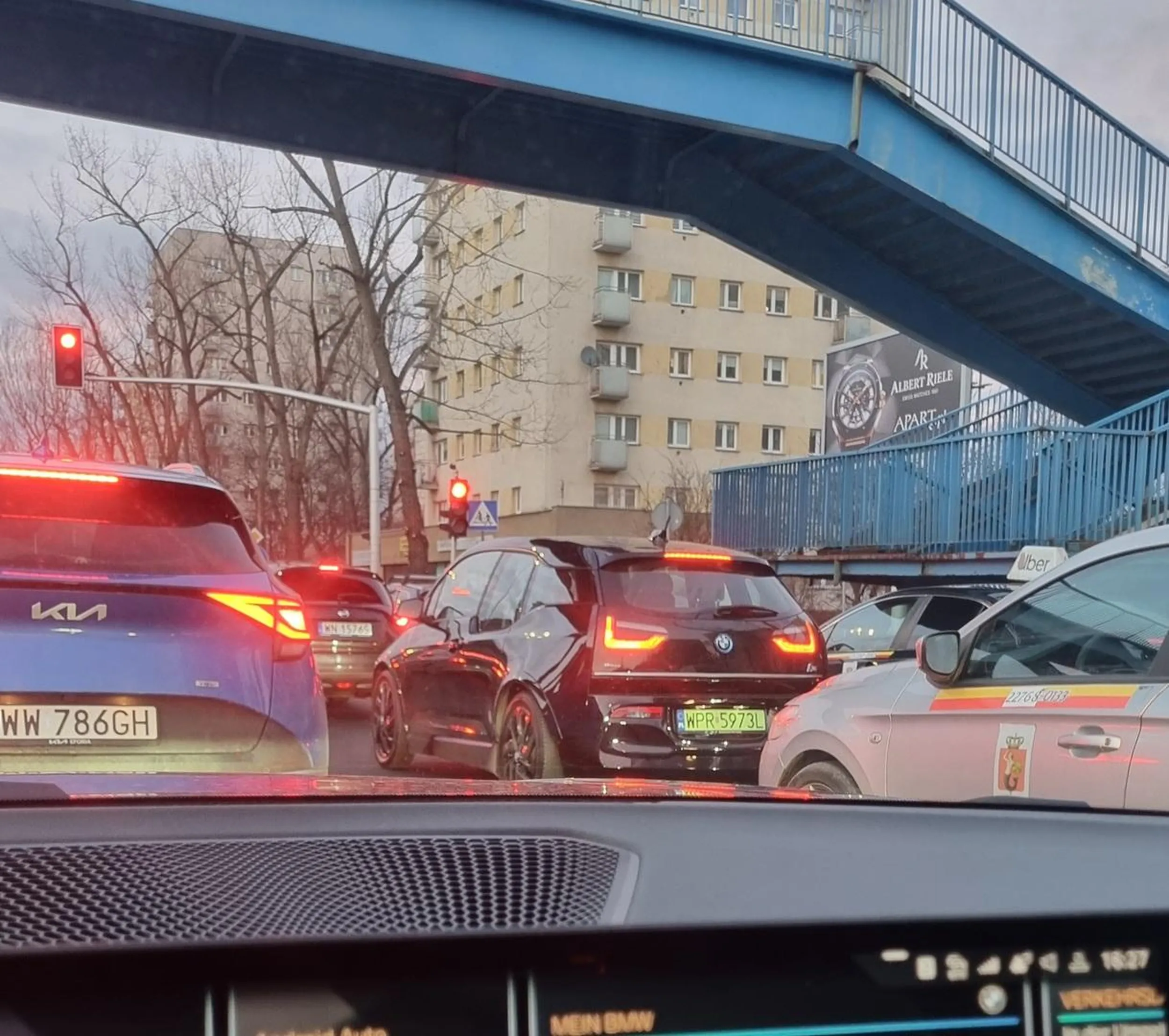 Pani z dziwacznego bmw typu matiz nie łapie, że jak jest przytkana trzypasmówka, to doprawdy zmienianie pasa po pięć razy na odcinku 100 metrów i wyprzedzanie z prawej nic nie da. Z Sadyby do Śródmieścia jechaliśmy cały czas tym samym pasem, ona jak w jakiejś cieczce siała zamęt, żeby ten sam odcinek przejechać w dokładnie tym samym czasie. No nie może być, wszystkie te sytuacje potencjalnie kolizyjne tylko po to, żeby zyskać dokładnie 0 sekund. Po prostu impersofinikacja słabego kierowcy bez zdolności myślenia i przewidywania.