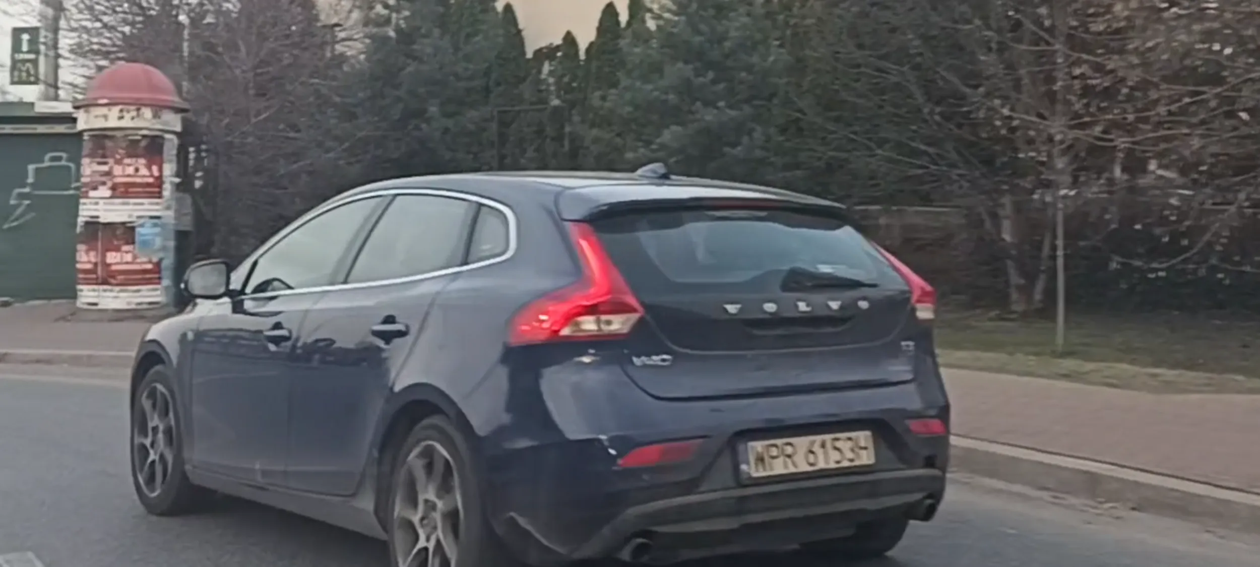 Bandyta drogowy wbija  się jak wuj z impetem na rondo bez ustąpienia pierwszeństwa przejazdu kierowcy jadącemu po rondzie.