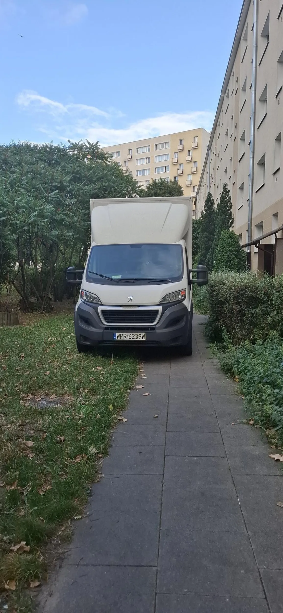 Postawienie ponad 2.5 t kloca pod blokiem, bo musi dostarczyć meble " a klient nie chciałby dopłacić gdyby stanął dalej". Zamiast oszczędzać kosztem przestrzeni miejskiej, polecam następną wypłatę zainwestować w wózek transportowy. A groźby możesz sobie w buty wsadzić.