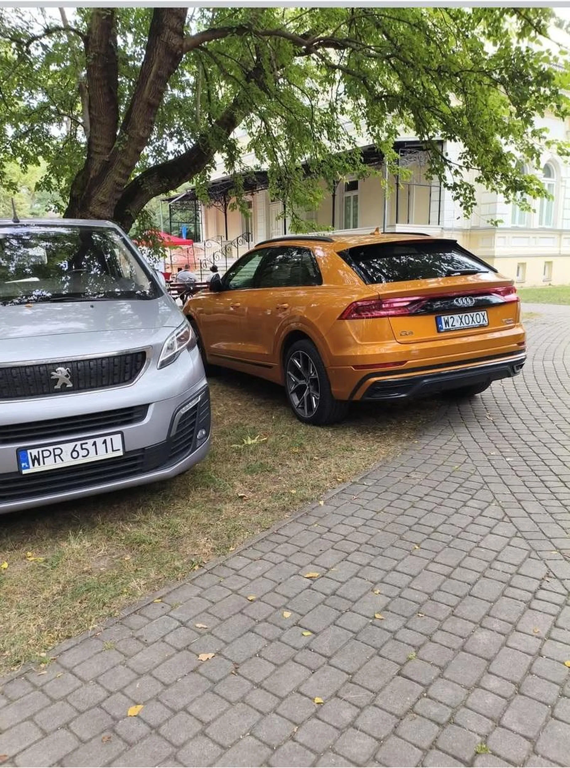 Jazda po chodniku, parkowanie na trawniku na eko pikniku. Jednym wolno innym nie. Wstyd!