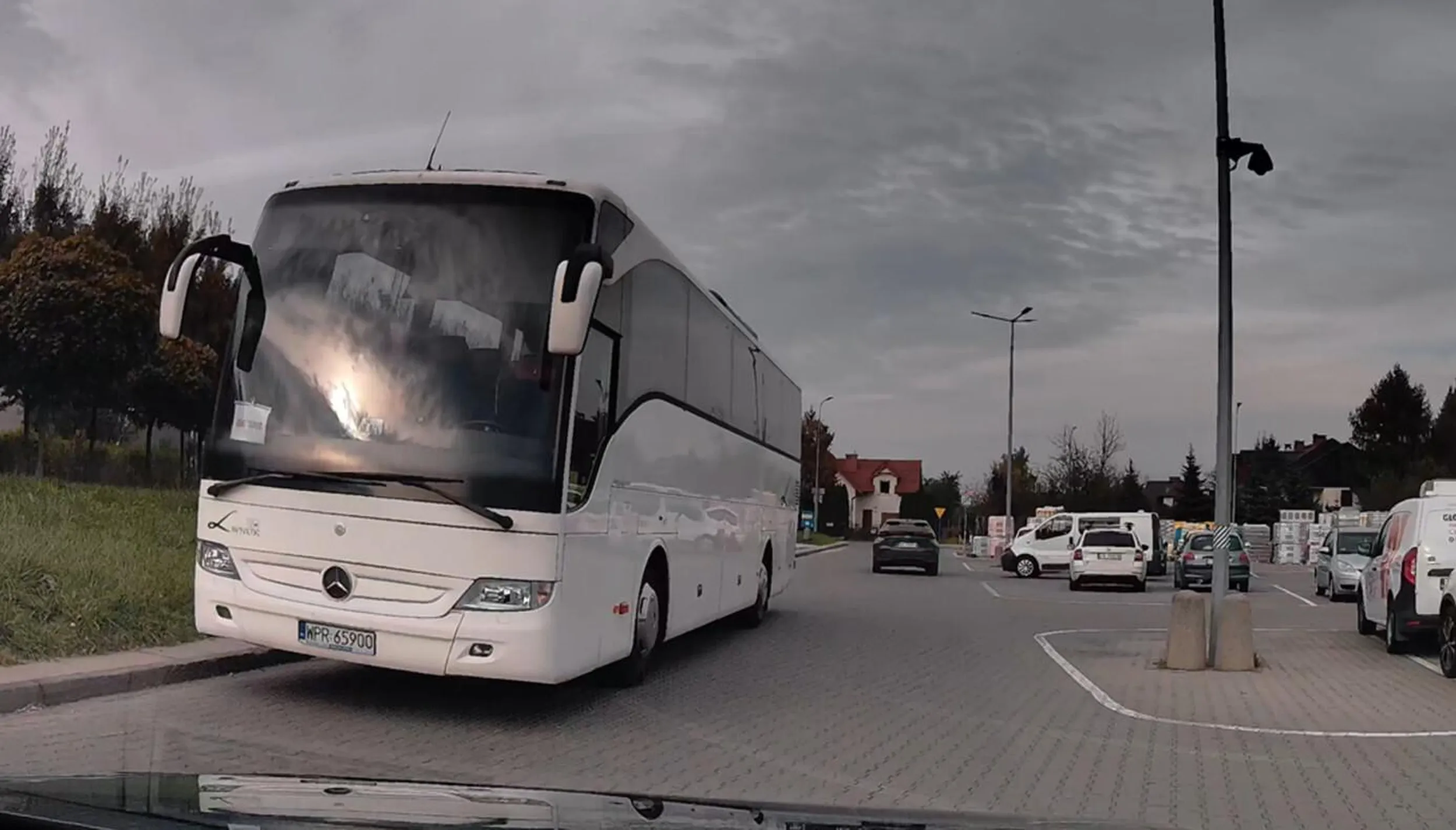 głąb porzucił autobus na środku przejazdu